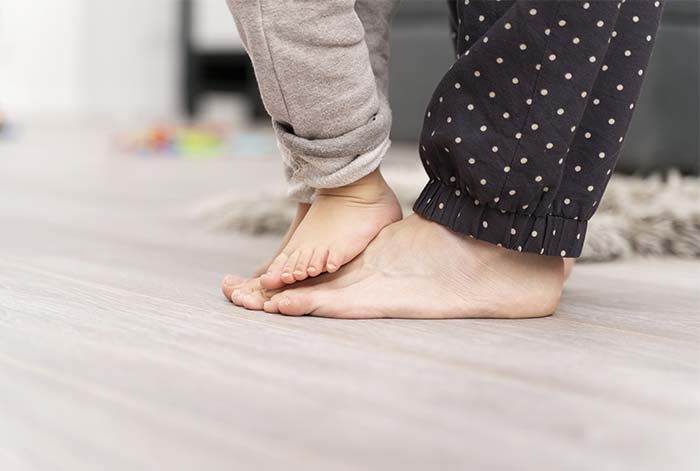 Regreso a clases: aprende a identificar si tu niño tiene pie plano y cómo lo puede afectar