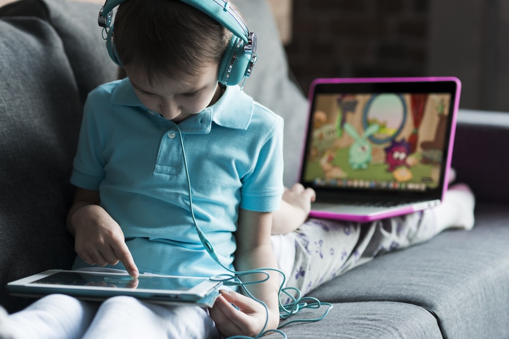 ¿Tu hijo pasa mucho tiempo frente a una pantalla? Estas señales pueden alertarte