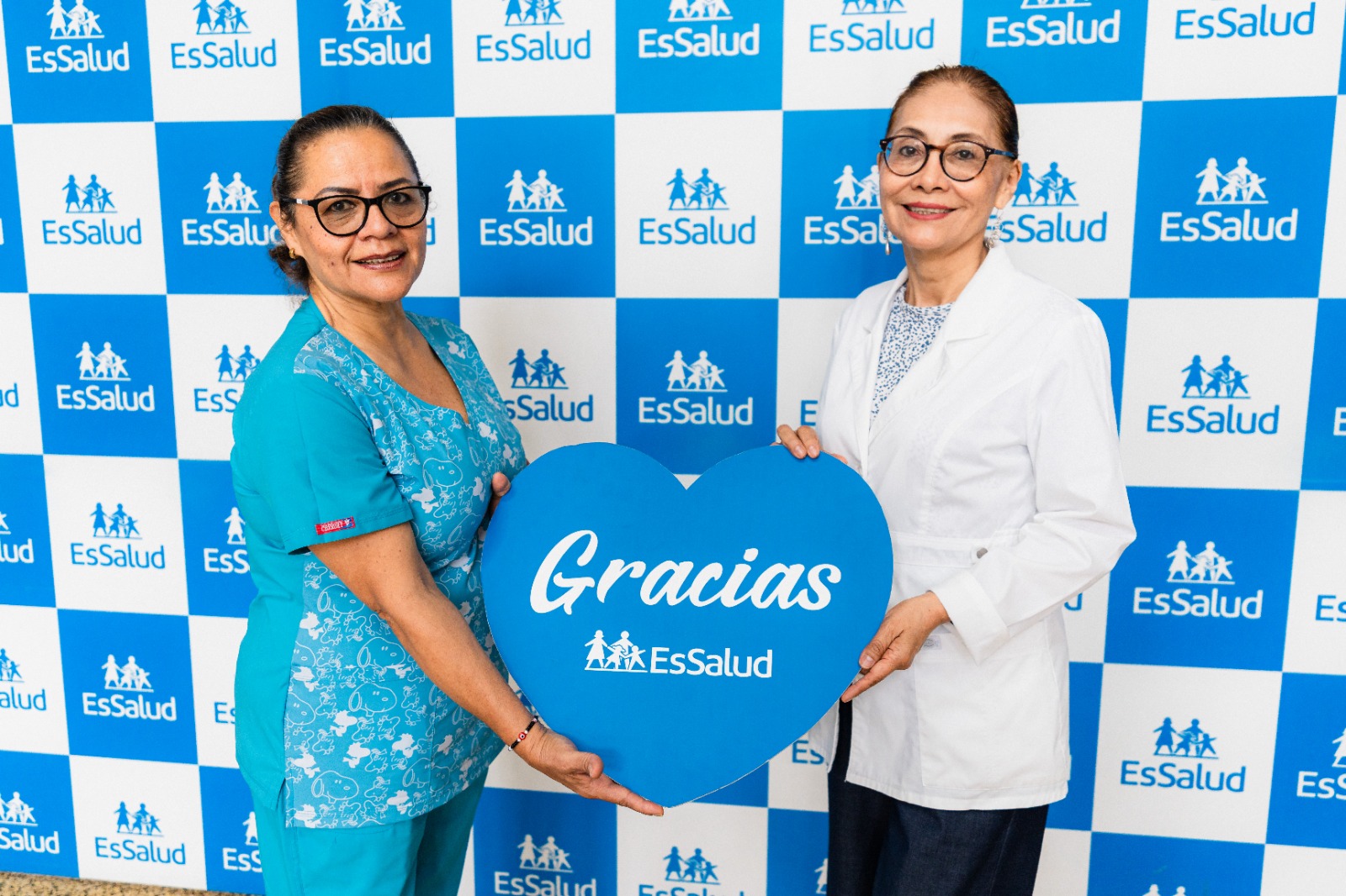 Médicos de EsSalud reconstruyen cadera y rodillas a mujer que no podía caminar por deformidad severa y artrosis avanzada