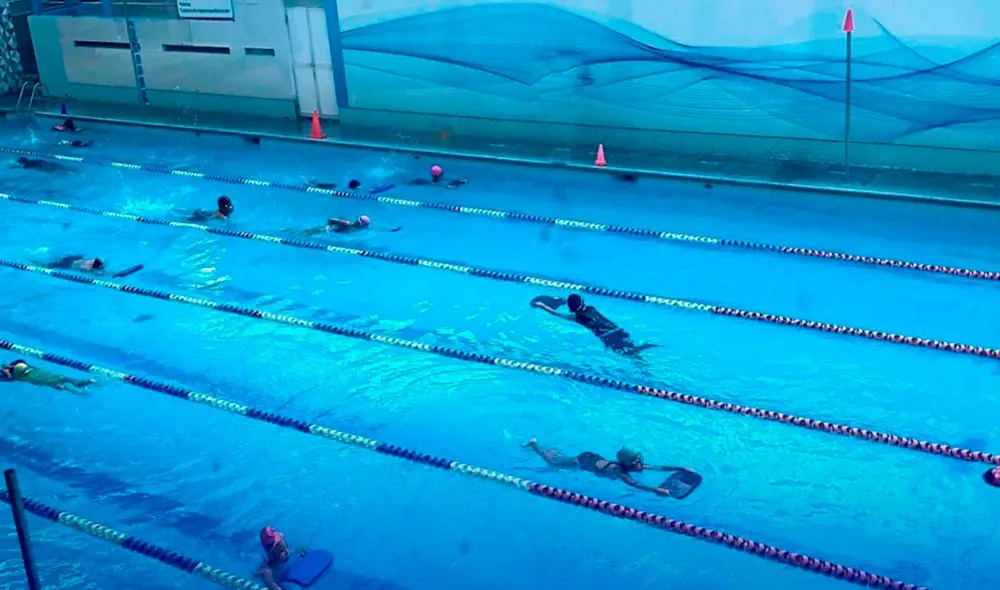 Clases de natación se adelantan por El Niño Costero y elevan la demanda de piscinas