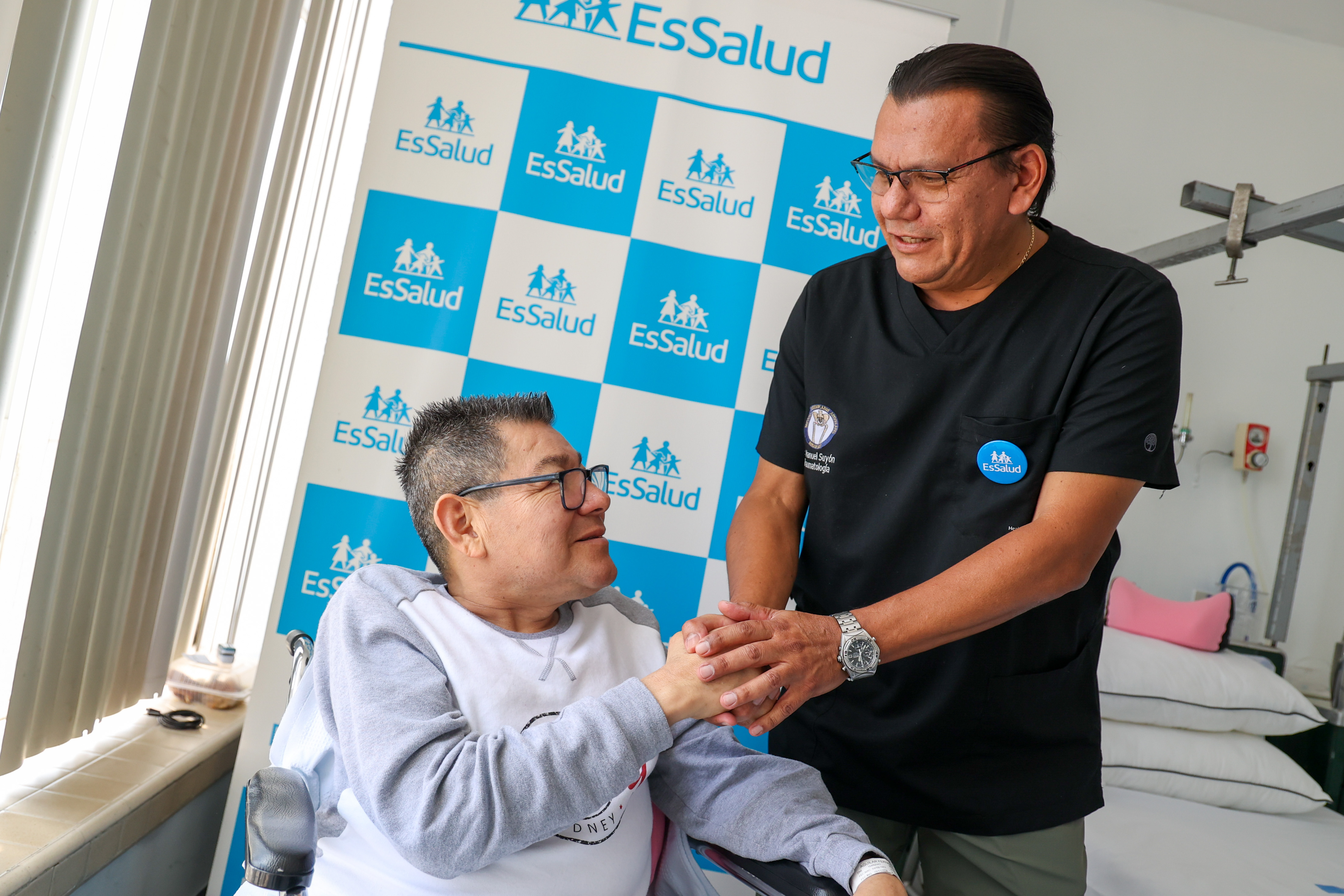 Cantante Dilbert Aguilar se recupera tras exitosa cirugía de cadera en el hospital Rebagliati de EsSalud