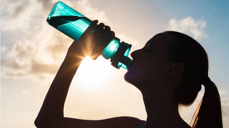 Recomendaciones para mantenerse hidratado en el verano