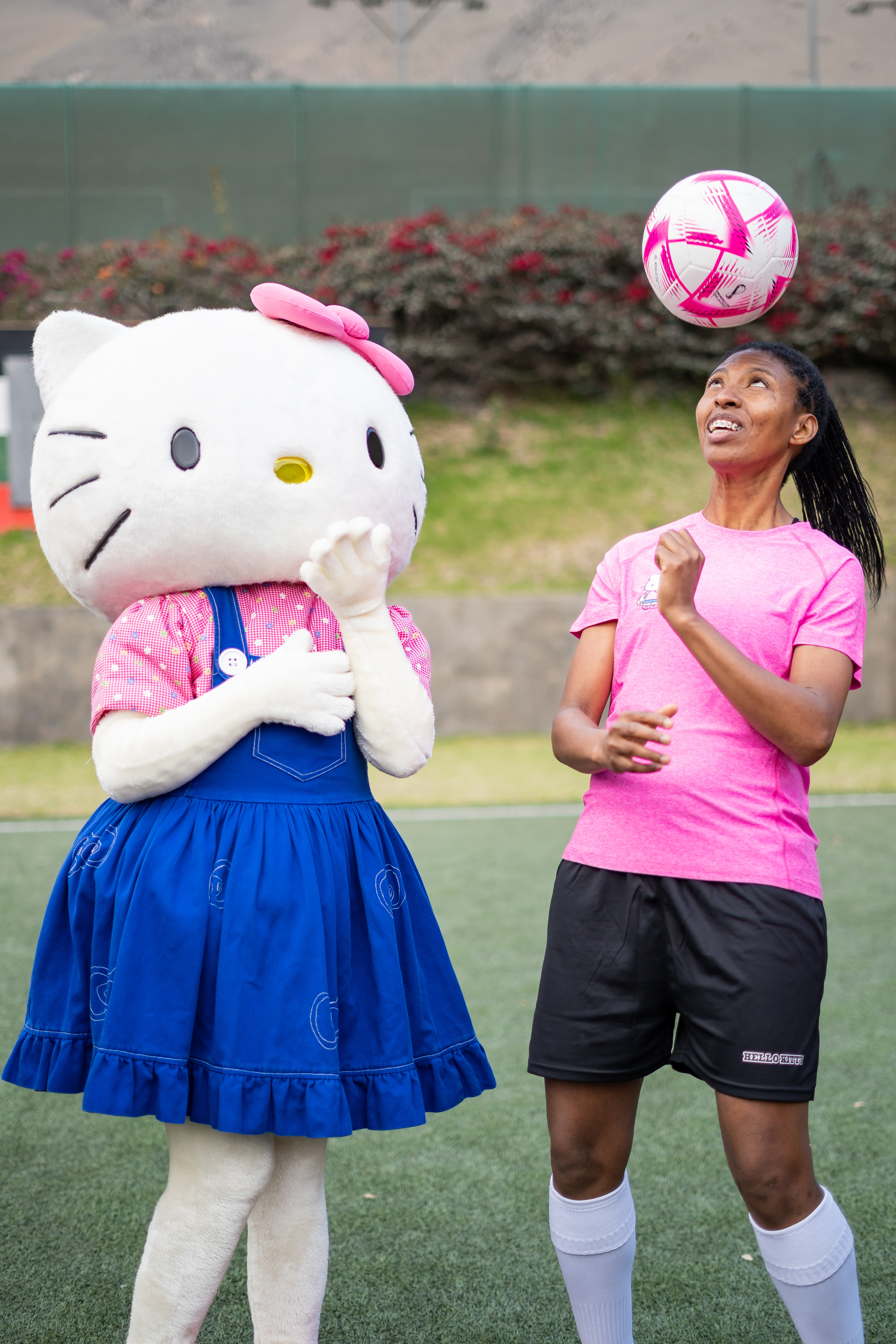 Hello Kitty se unió a las actividades durante el mes de la sensibilización y prevención el Cáncer de Mama, acompañada de destacadas jugadoras de fútbol  