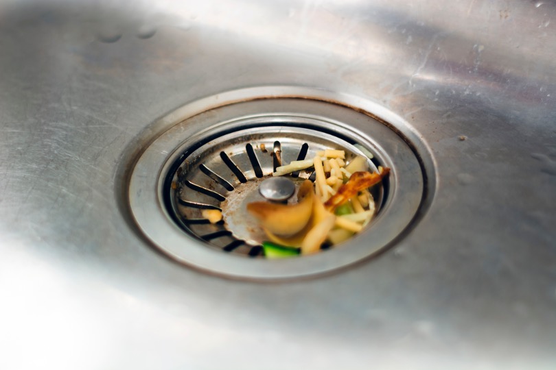 Tirar desechos al lavadero: ¿Qué peligros ocasionan a la salud?