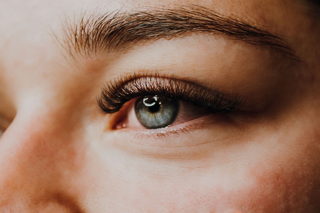 LIFTING, EXTENSIONES DE PESTAÑAS Y DELINEADOR: LOS RIESGOS ESTÉTICOS QUE ESTÁN DISPARANDO LA SEQUEDAD E INFECCIÓN OCULAR EN MUJERES JÓVENES