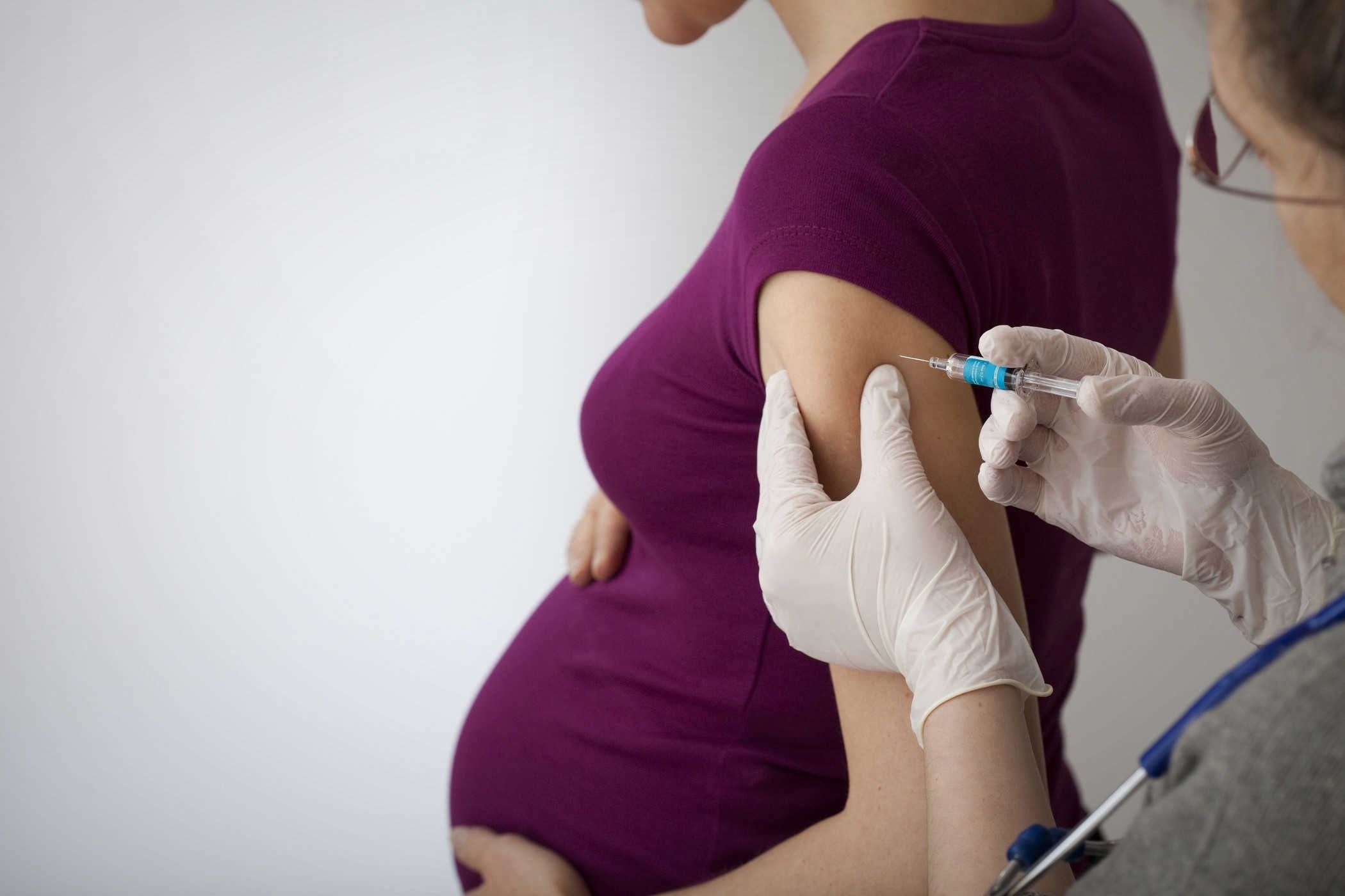 GINECÓLOGOS OBSTETRAS PIDEN AJUSTAR ESQUEMA DE VACUNACIÓN CONTRA EL VSR: MÁS SEMANAS DE APLICACIÓN Y COBERTURA ANUAL