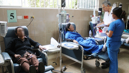 Cuatro regiones cierran el 2025 sin patólogos y Lima concentra casi la mitad de oncólogos