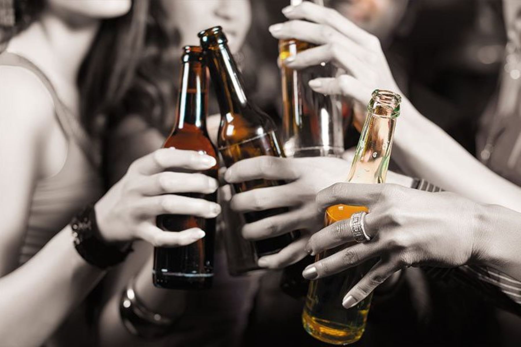 Muchos padres apoyan inicio de consumo de alcohol en menores de edad