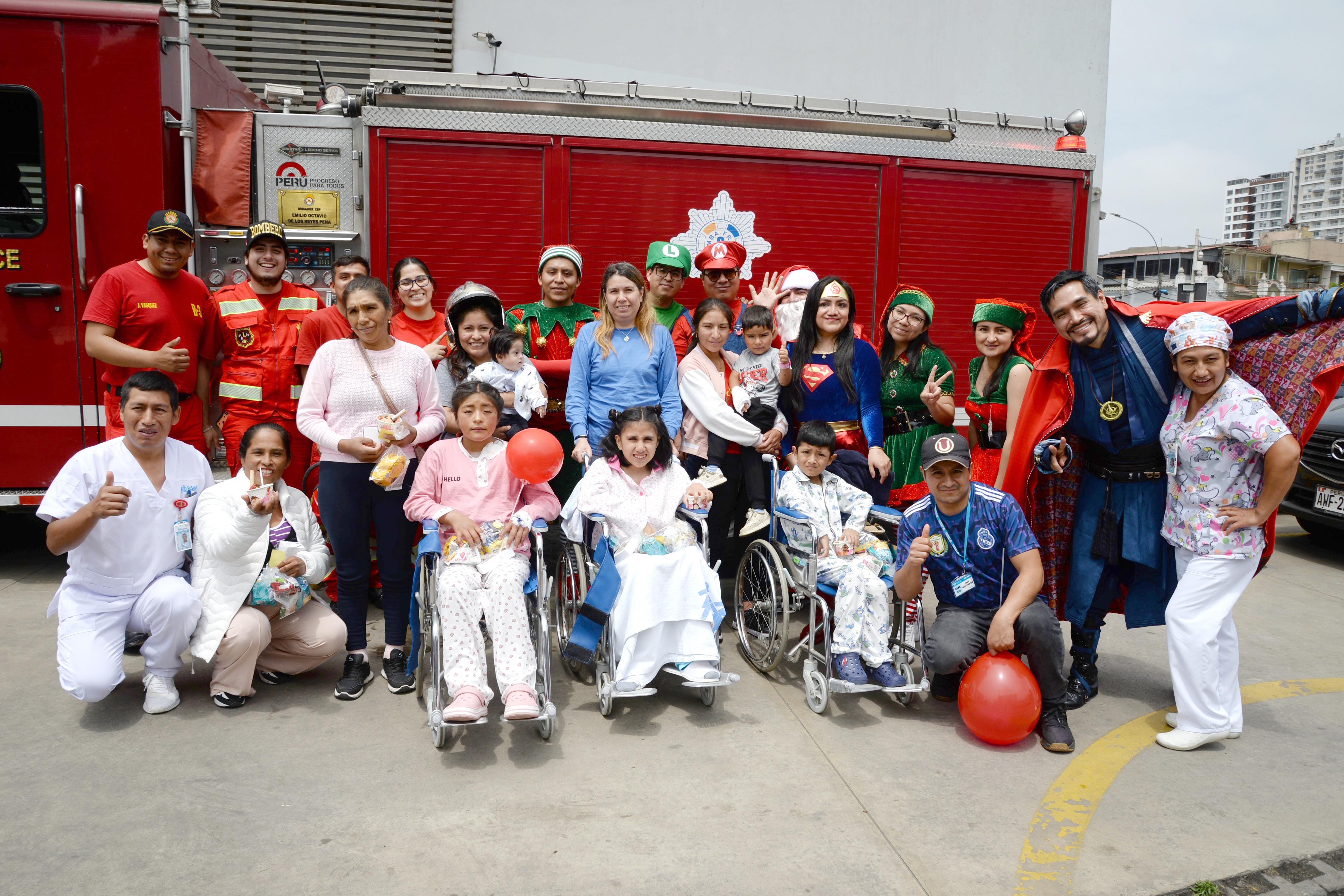 Corazones felices: Pacientes pediátricos del INCOR celebran la Navidad junto a profesionales de la salud