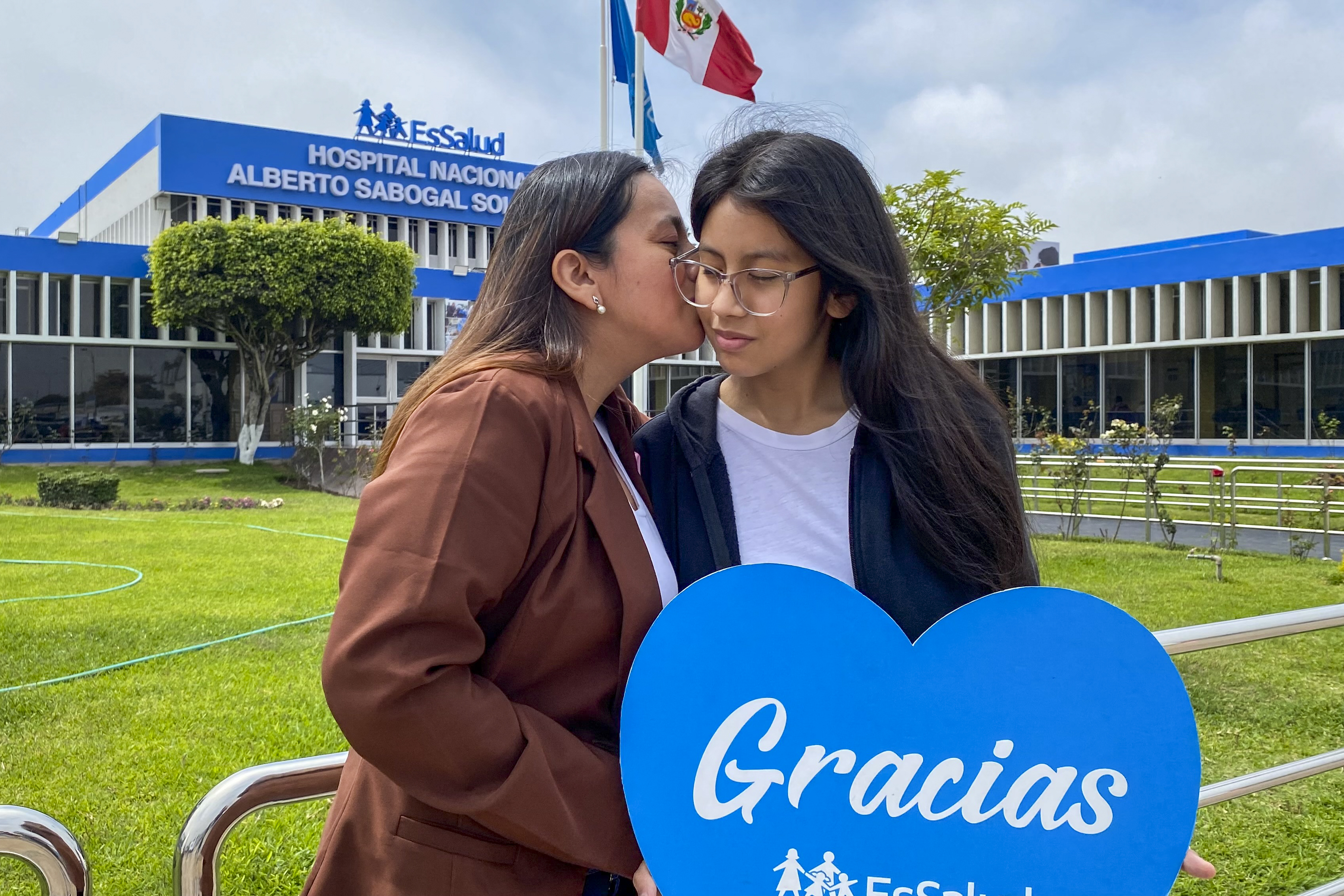 Médicos de EsSalud extirpan raro tumor a joven de 16 años y ella decide estudiar medicina para salvar a otras personas