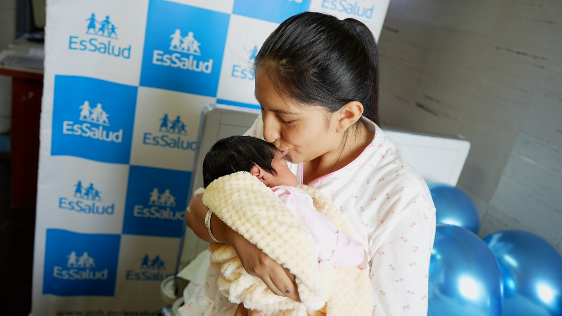 EsSalud: Madre coraje da a luz a una niña sana pese a tener escoliosis y hernia