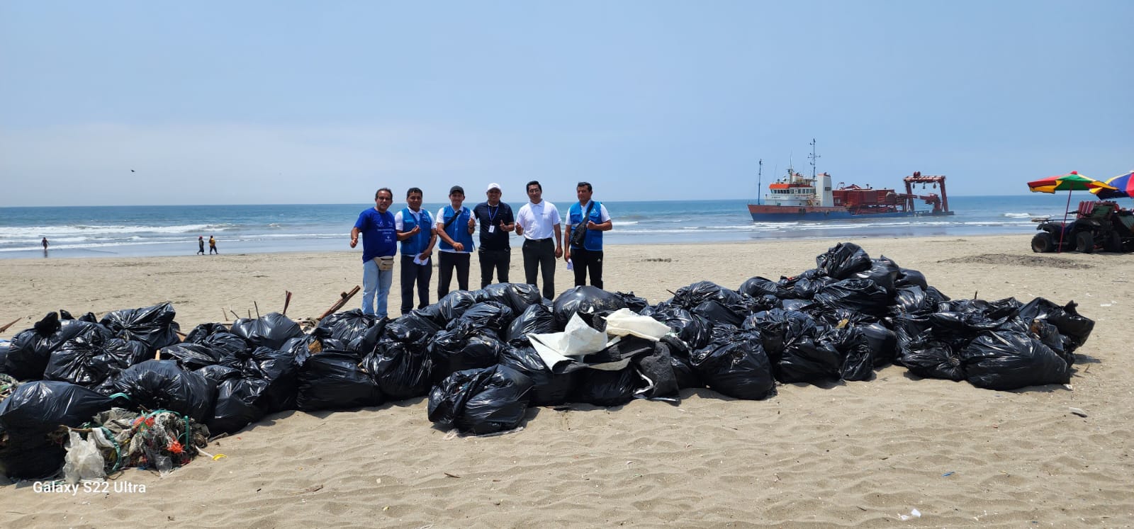 Recogen más de 15 toneladas de basura marina en la Playa Costa Azul en Ventanilla para que pueda ser visitada este verano.