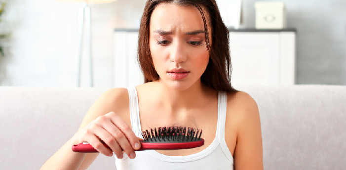Especialistas advierten que no toda caída de cabello se debe al invierno
