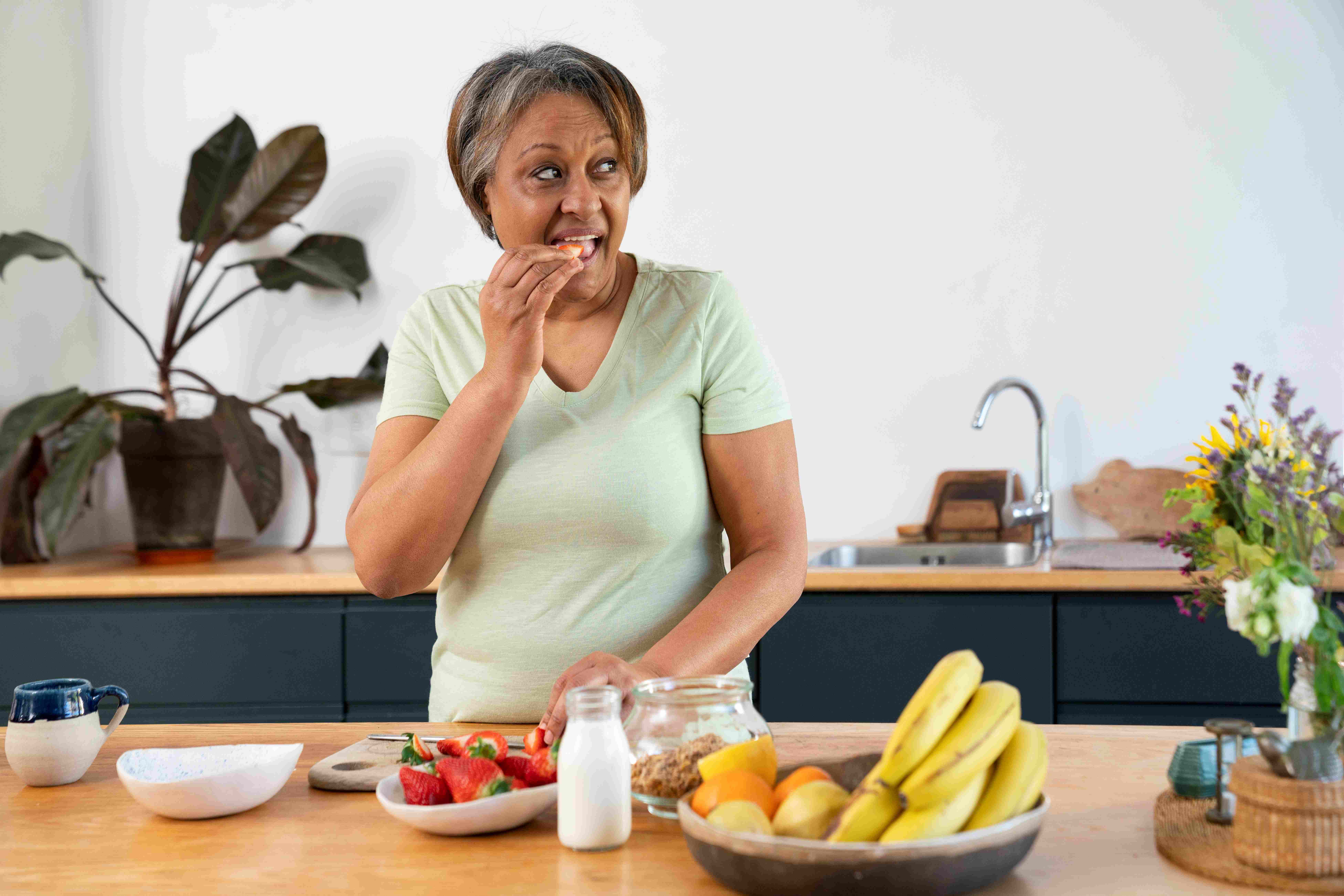 Día Internacional de Acción por la Salud de la Mujer: Cinco consejos alimenticios para reducir los niveles de colesterol alto durante la menopausia