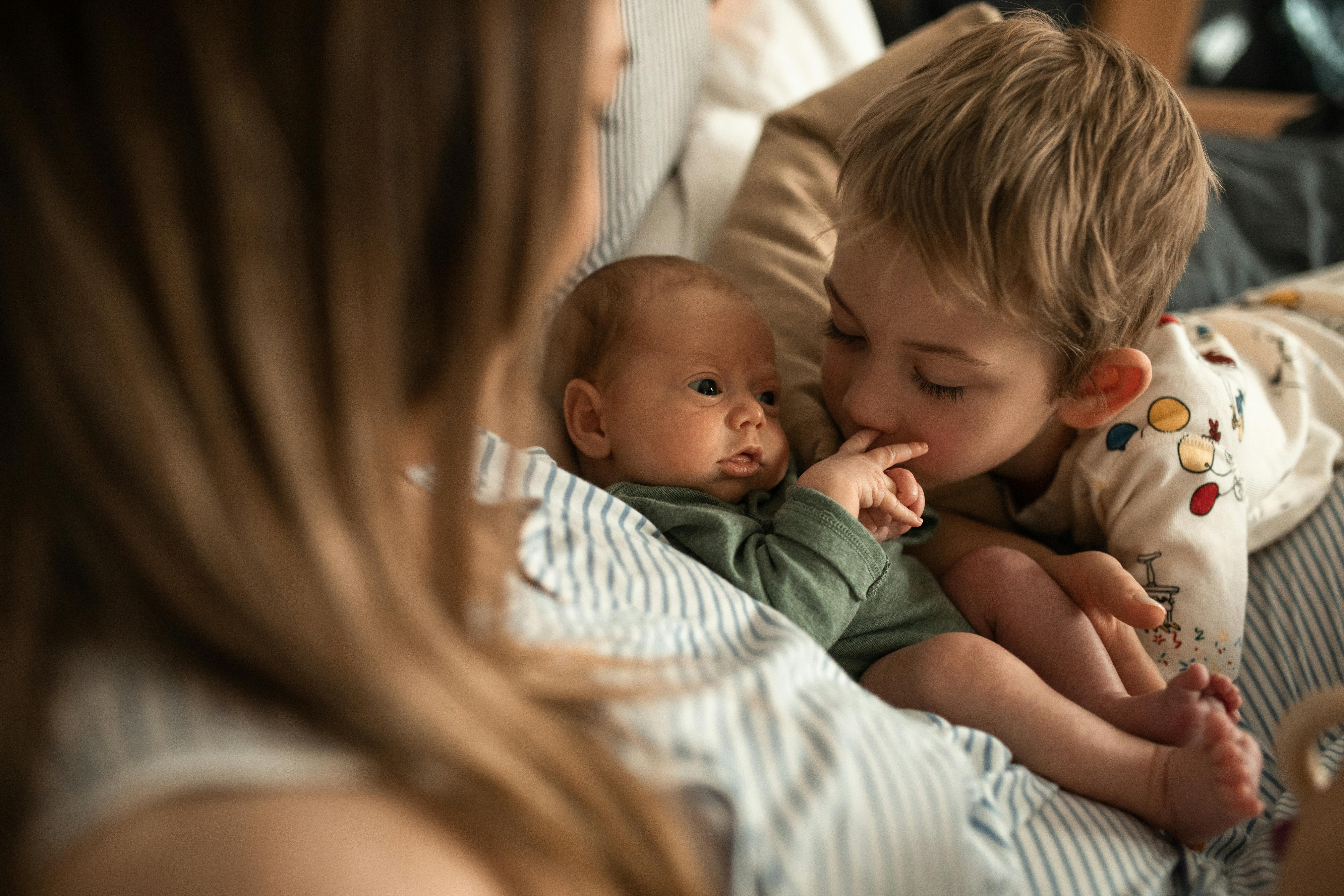 Llegada de un nuevo bebé: 5 consejos para evitar celos en los hermanos mayores