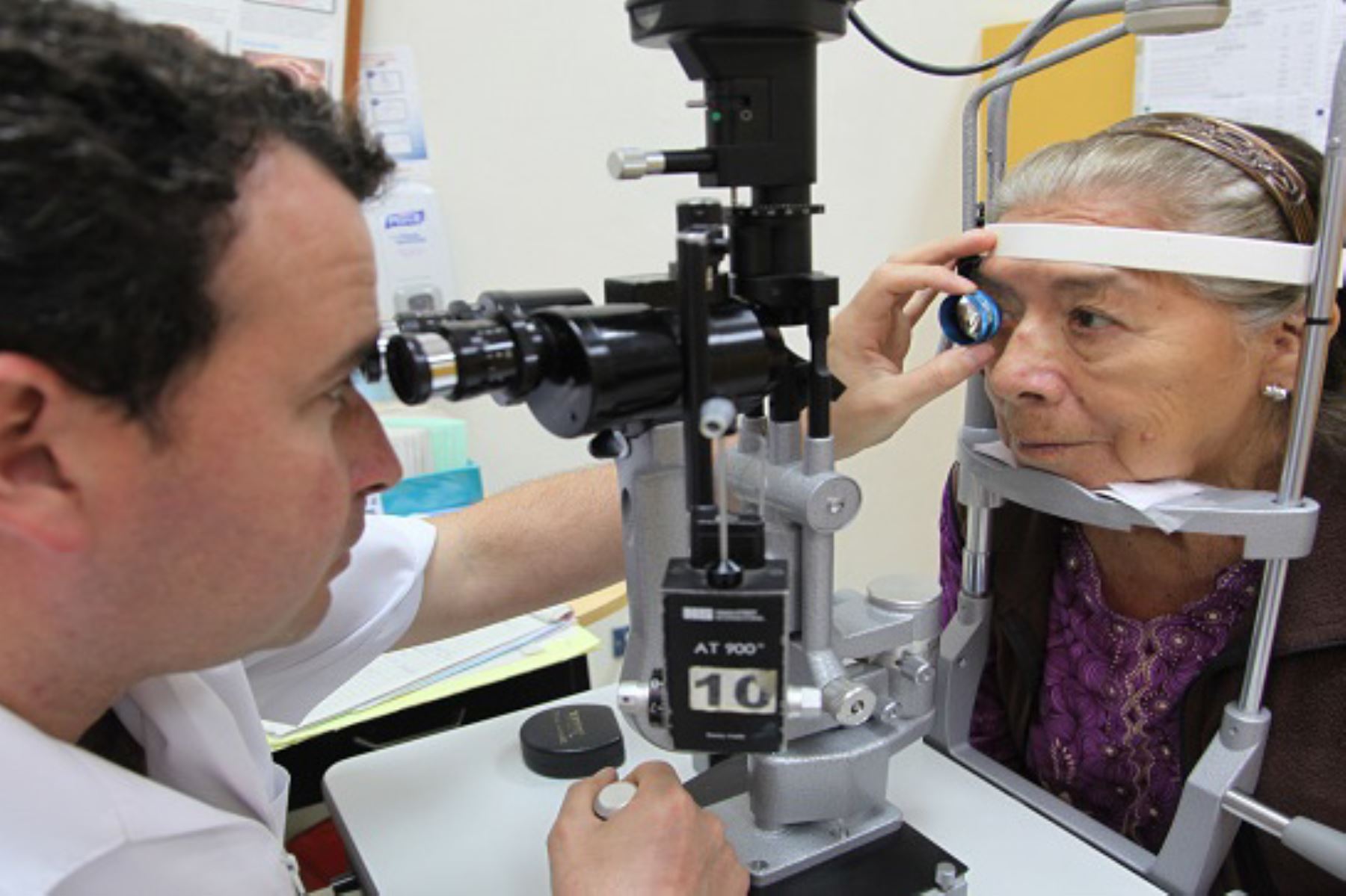 Aprende uso correcto de lentes de contacto y evita daños a tus ojos
