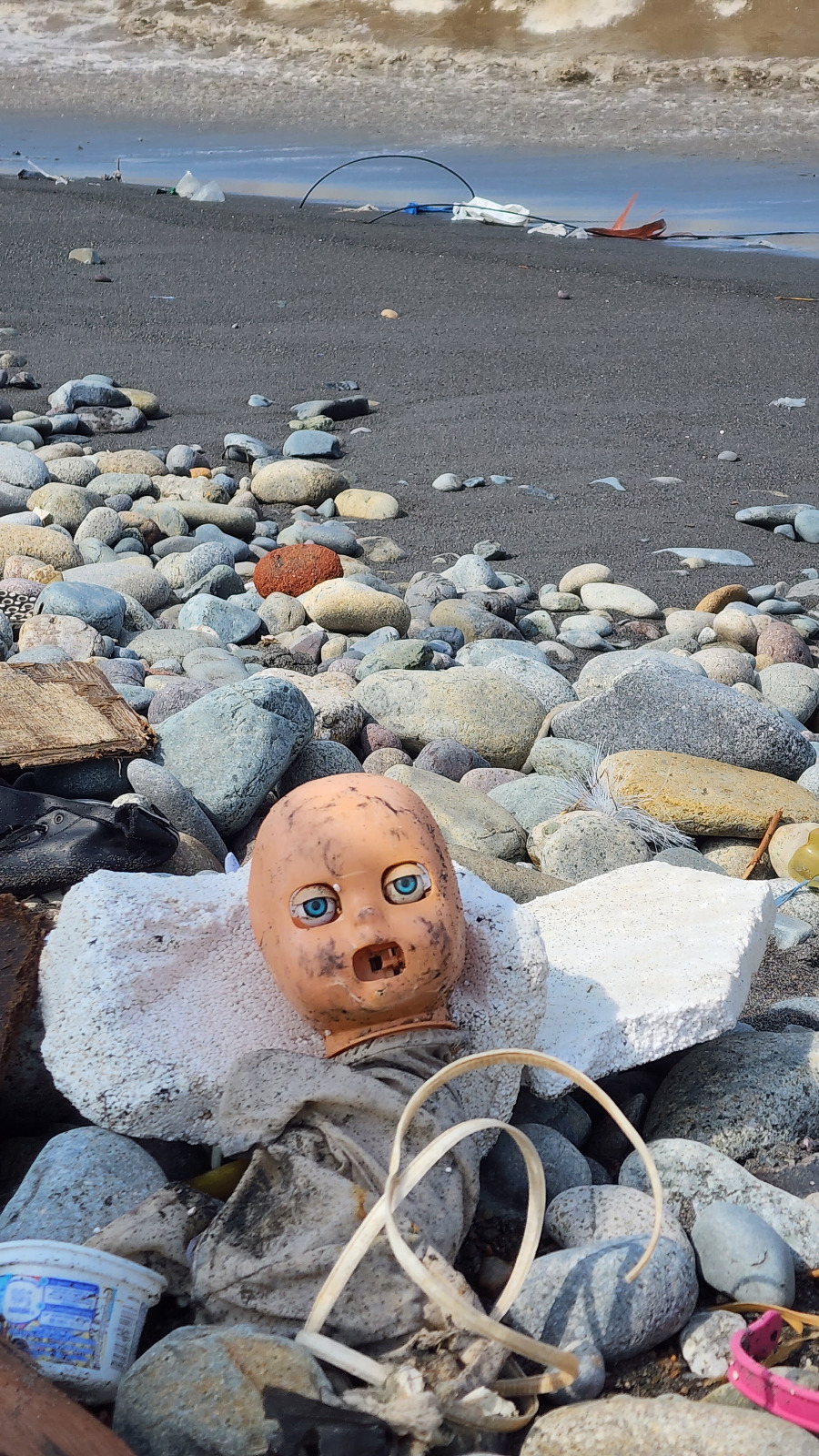 Toneladas de basura en playas y en el mar por falta de presupuesto en municipalidades.