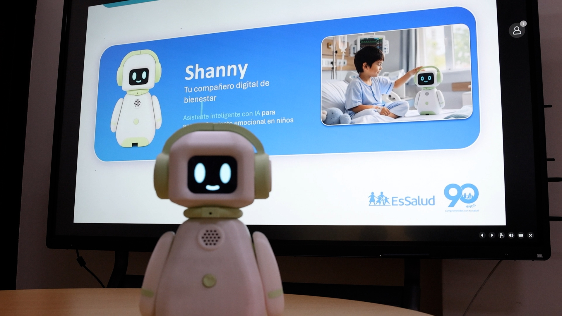 EsSalud crea robot inteligente “Shany” para reducir ansiedad y depresión en pacientes pediátricos
