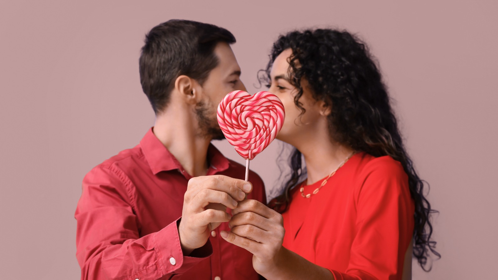 Besa sin miedo este San Valentín: cómo evitar la halitosis y disfrutar el momento