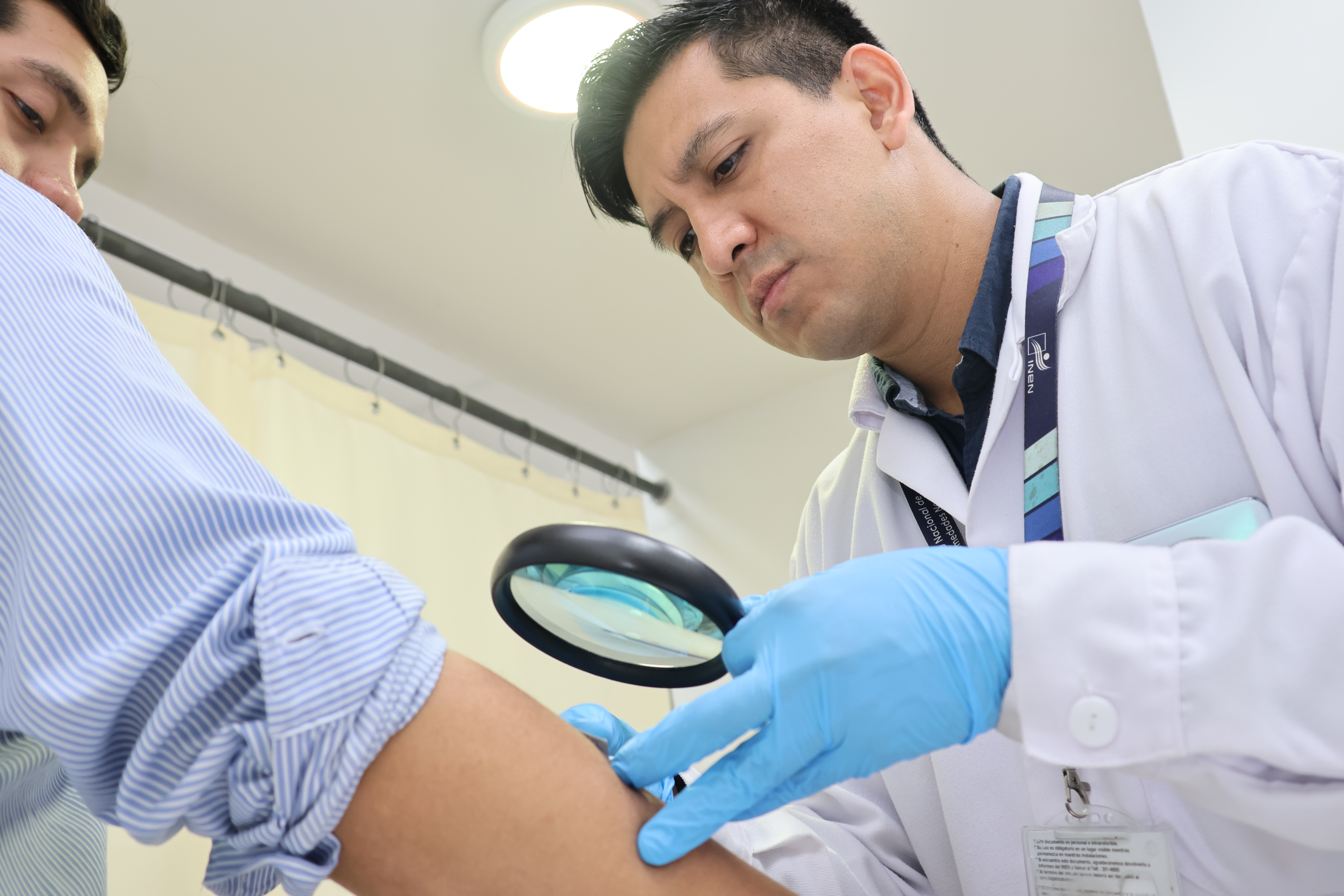 Ministerio de Salud orienta sobre manchas en la planta de los pies como posibles signos de cáncer de piel.