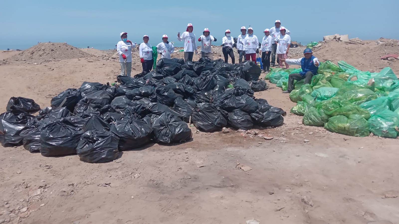 Mas de 10 mil kilos de basura marina fueron recogidas en la Playa Márquez, una de las más contaminadas mundialmente.