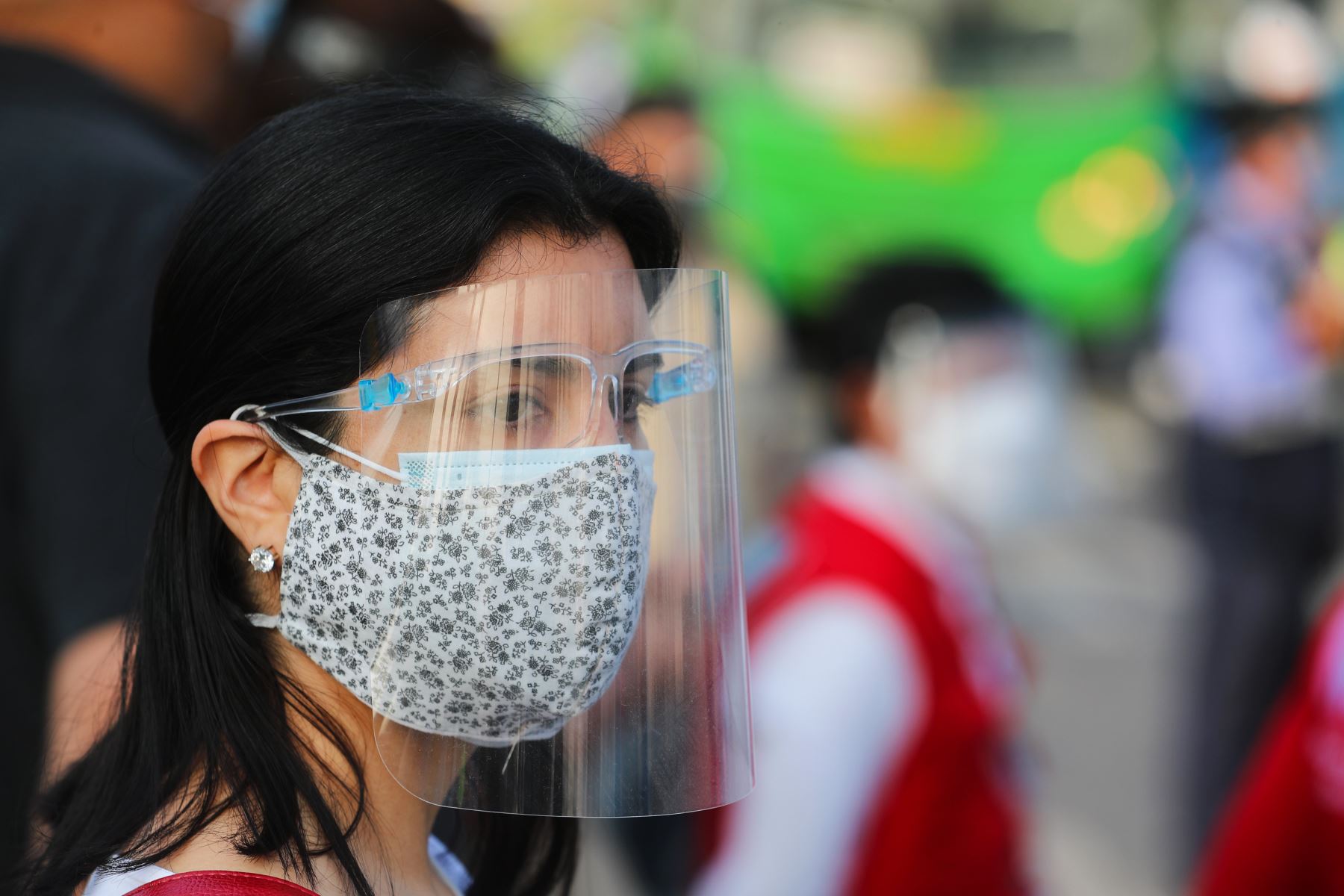 Desde hoy uso de protector facial será obligatorio en mercados y centros comerciales
