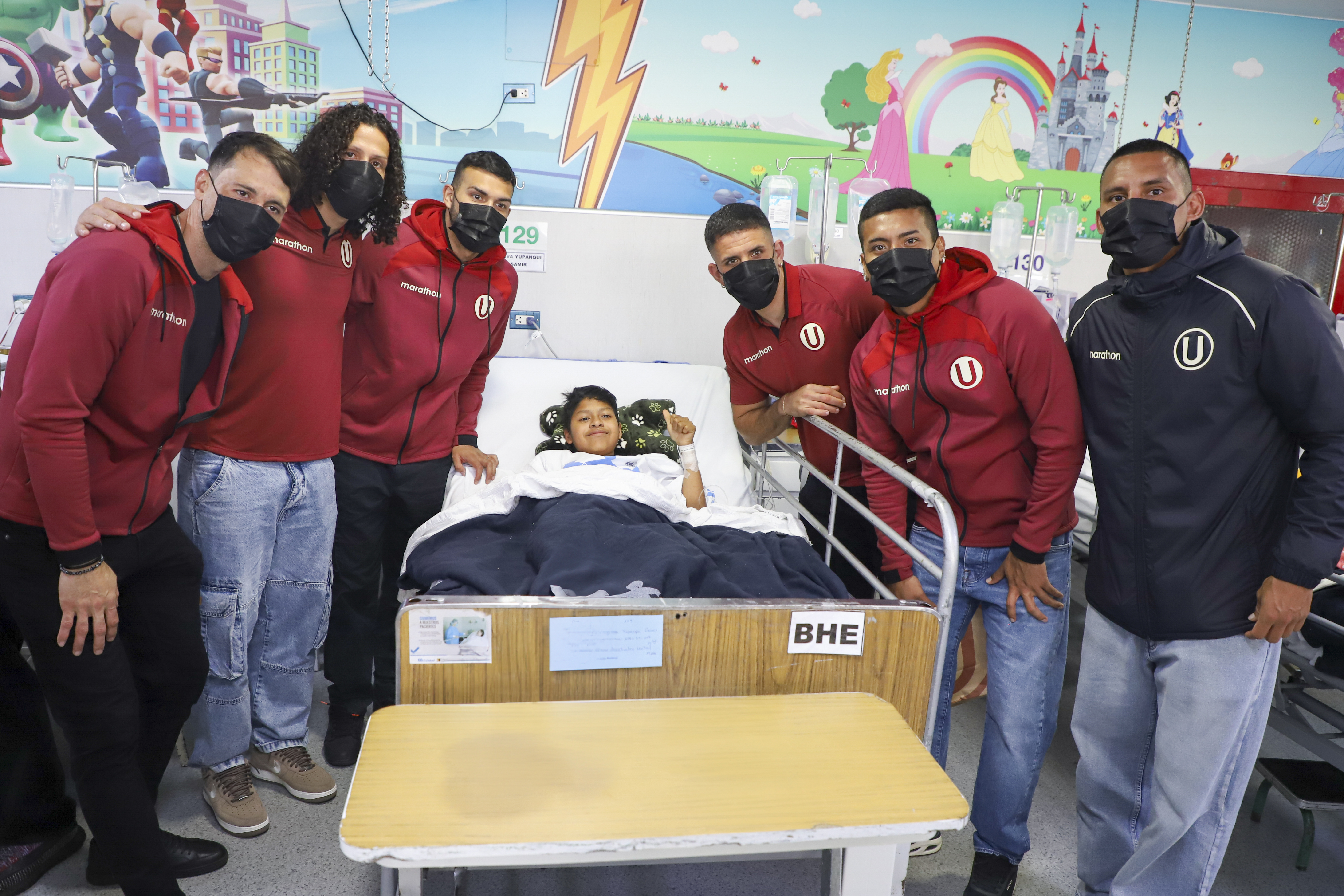 Golazo de media cancha: Jugadores de la ‘U’ repartieron esperanza y obsequios a pequeños pacientes del hospital Rebagliati de EsSalud