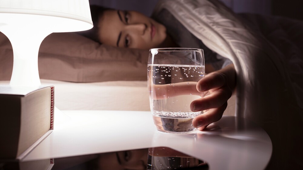 ¿Cómo evitar la deshidratación durante las horas de descanso en las noches?