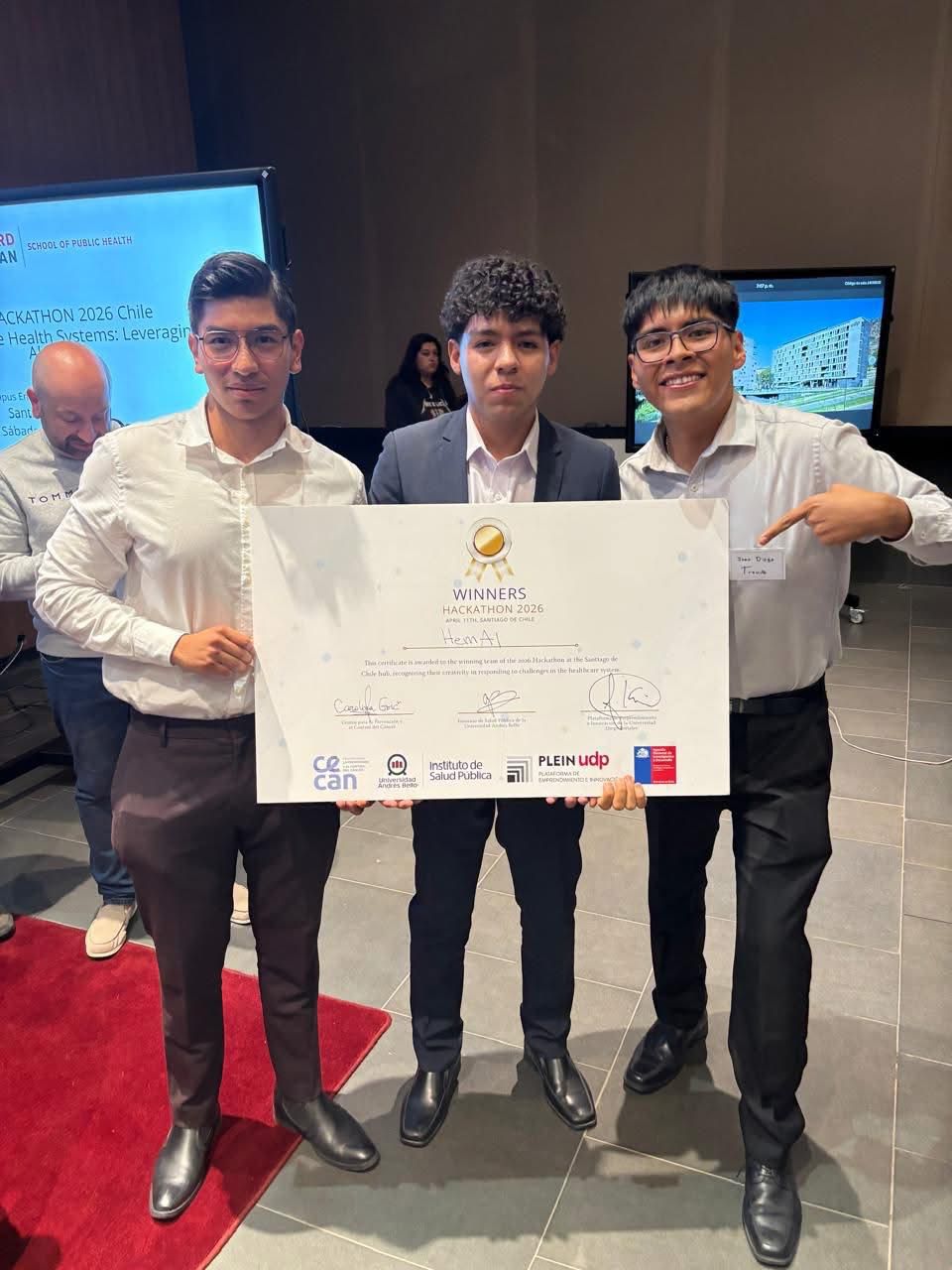 Estudiantes universitarios ganan concurso de Harvard