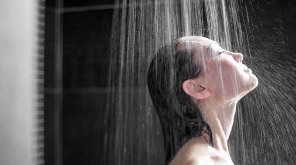 No hay evidencia que ducharse sea un agravante en el estado de salud del paciente COVID19.