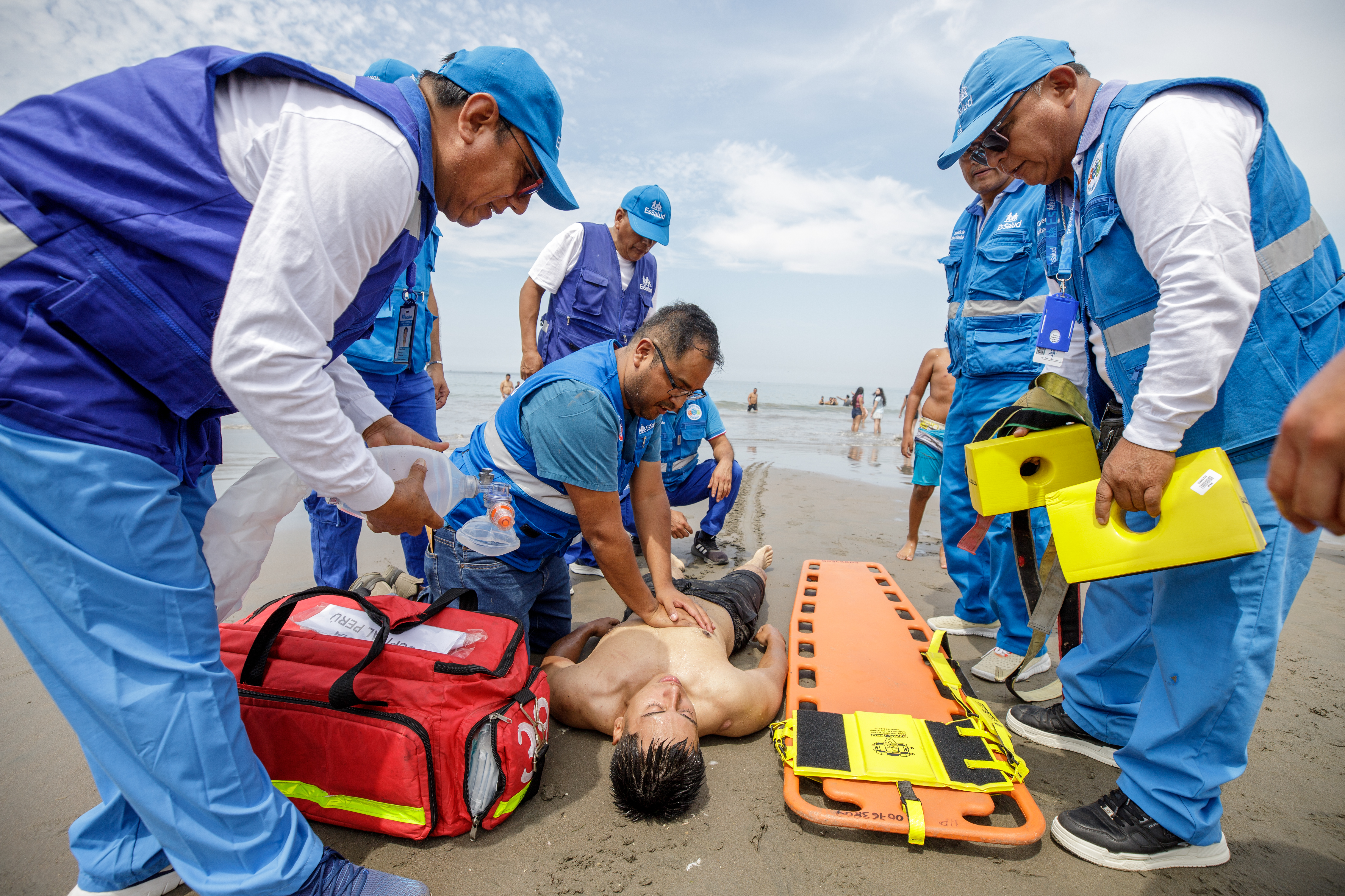 EsSalud implementará puesto médico de urgencia itinerante en playas de Lima y desplegará ambulancia para emergencias