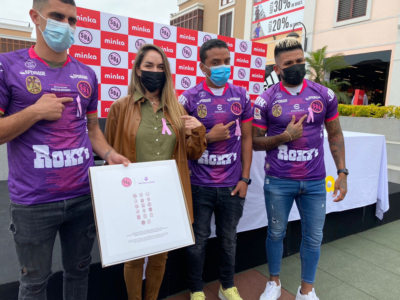 Club Sport Boys dona sus camisetas y las convierte en lazos rosas en el mes de la lucha contra el cáncer de mama