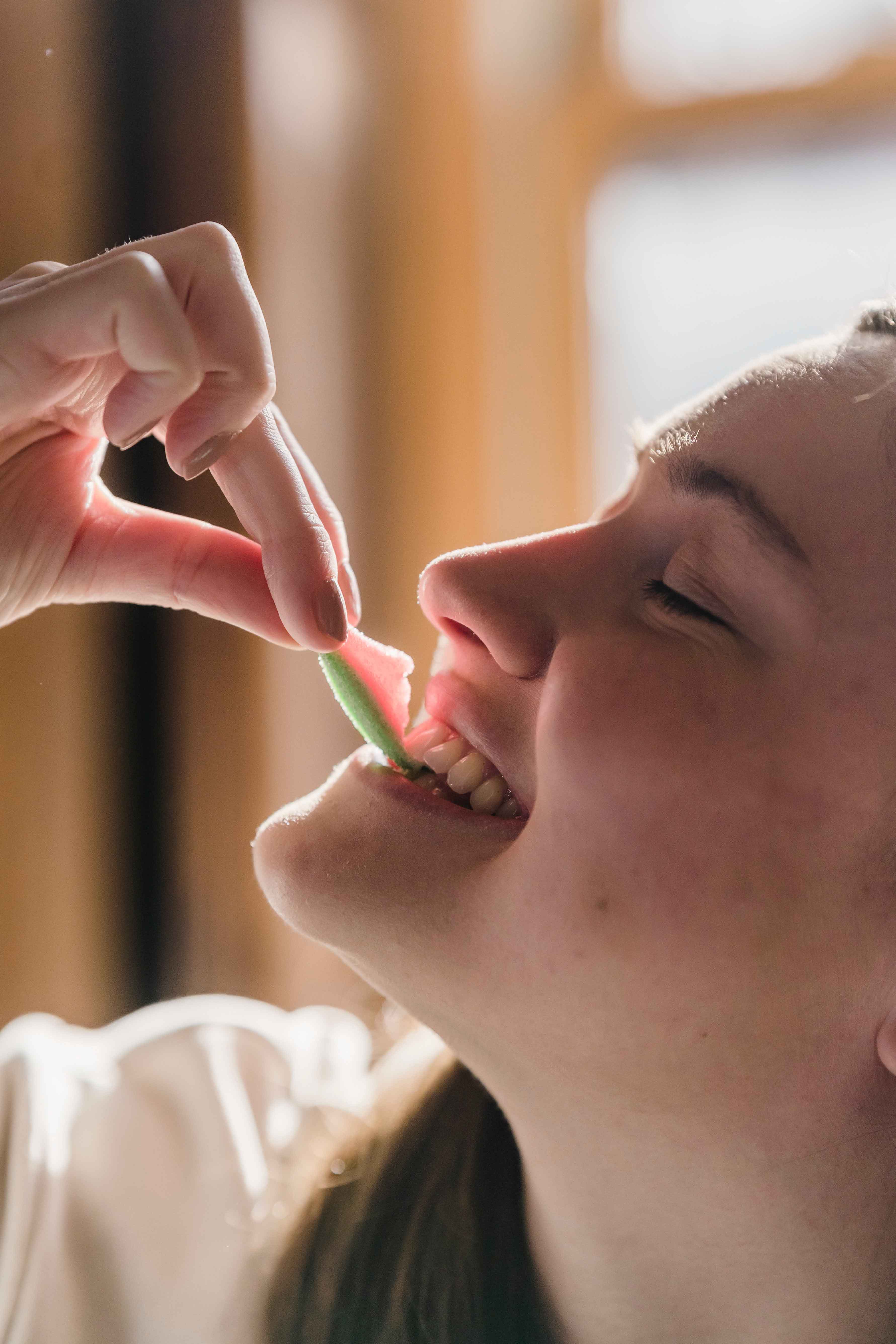 Comida entre los dientes: cómo librarte de forma segura y evitar el mal aliento