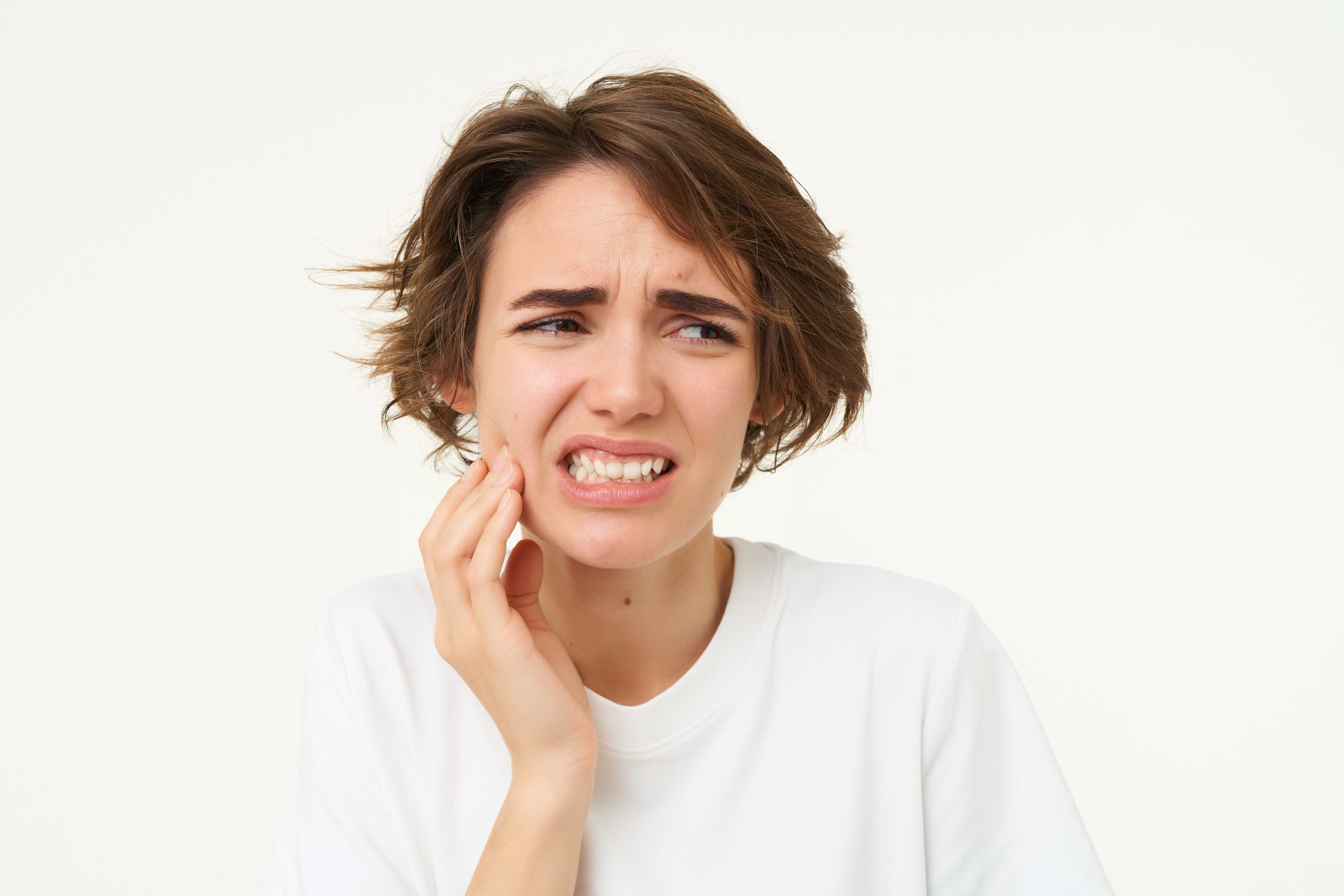 ¿El estrés está dañando tus dientes? Cinco señales que no deberías ignorar