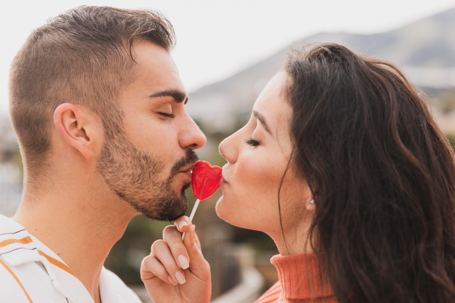 San Valentín: Lo que debes usar antes y después de besar a alguien para cuidar tu salud bucal