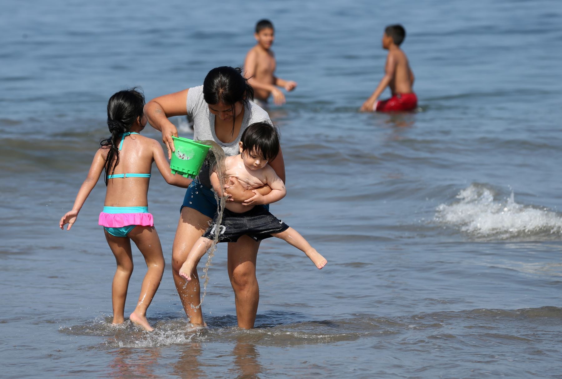 ¡Alerta! Bebés llevados a piscinas o playas pueden sufrir cáncer de piel a futuro