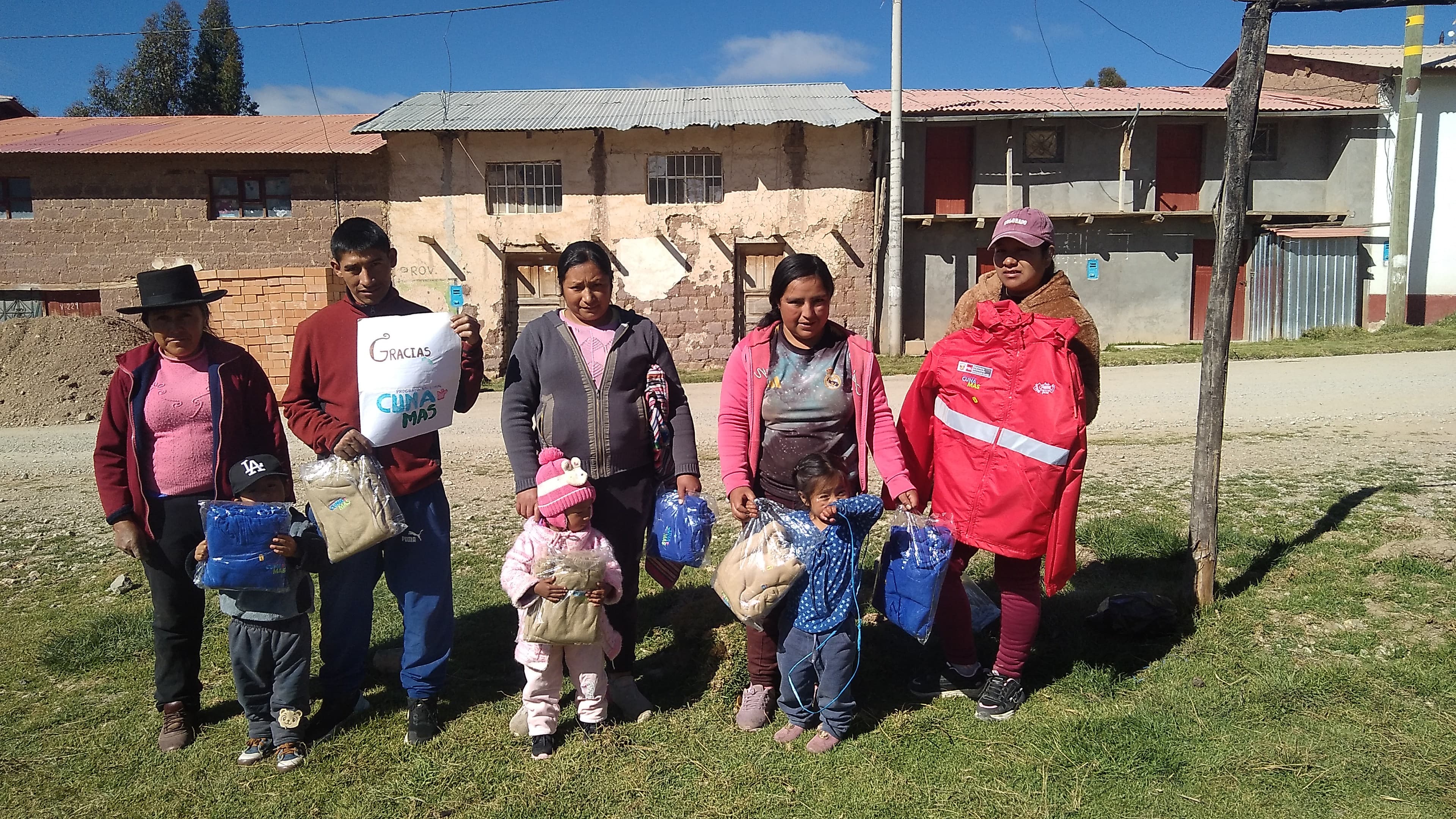 Cuna Más del Midis distribuye 113 090 kits de abrigo para niños, gestantes y actores comunales frente a las heladas y friaje