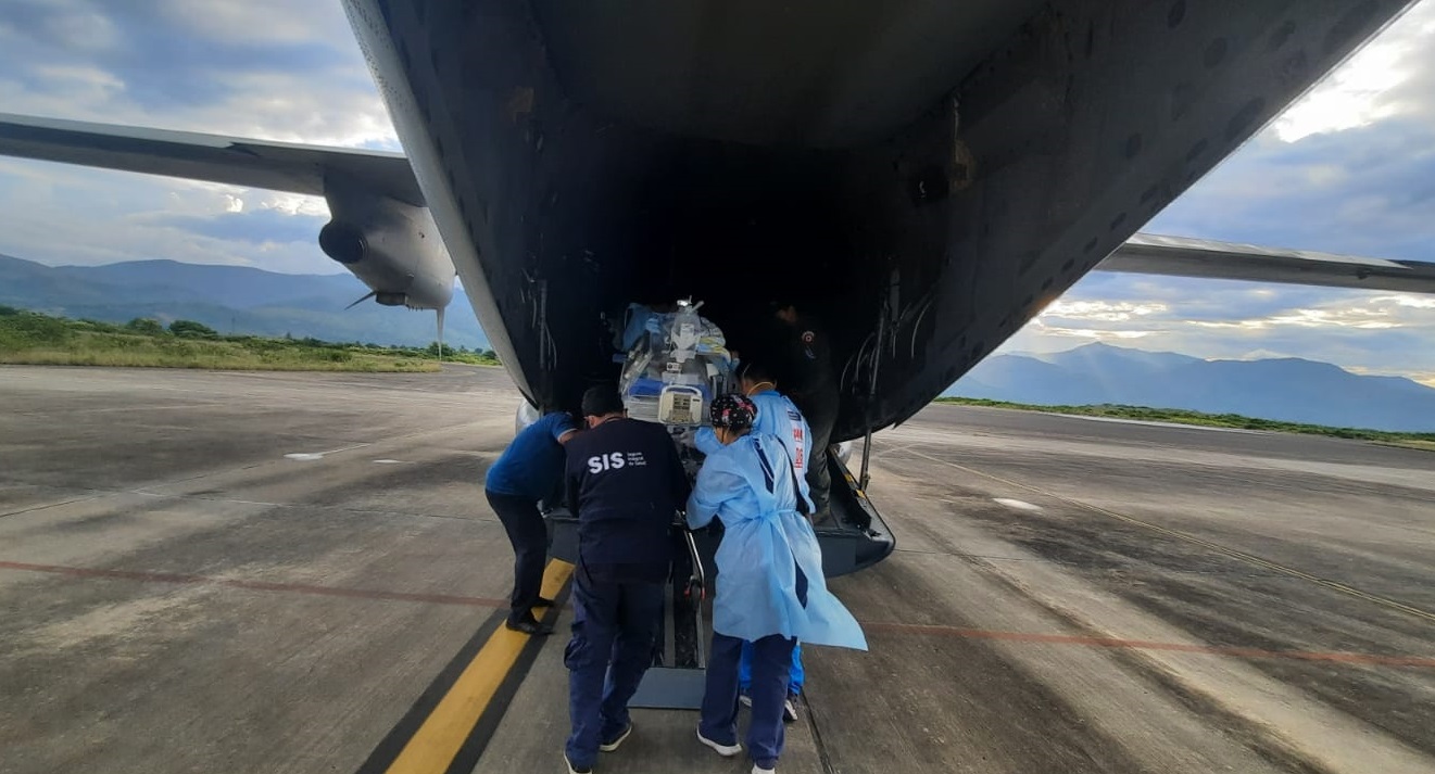 Bebé prematuro en estado crítico fue evacuado de Amazonas a Lima en vuelo aeromédico de la FAP financiado por el SIS.