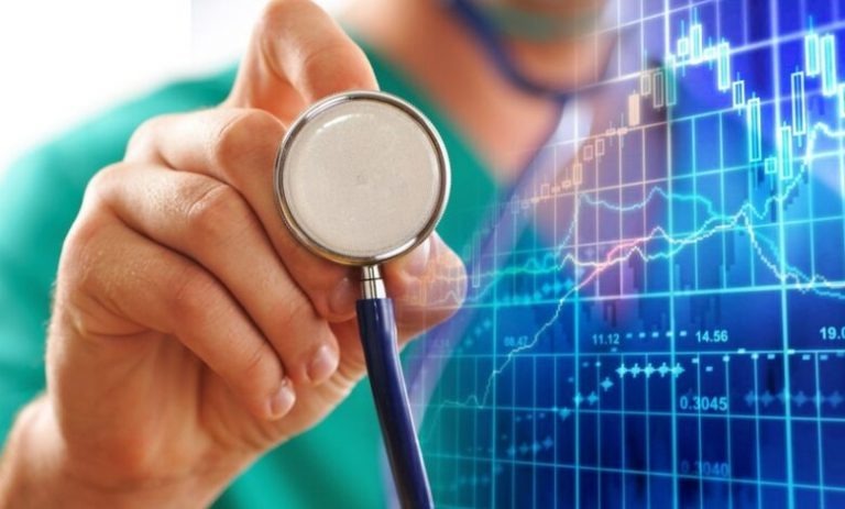 Perú invierte hasta tres veces menos que sus pares regionales en salud según el Banco Mundial y la OCDE