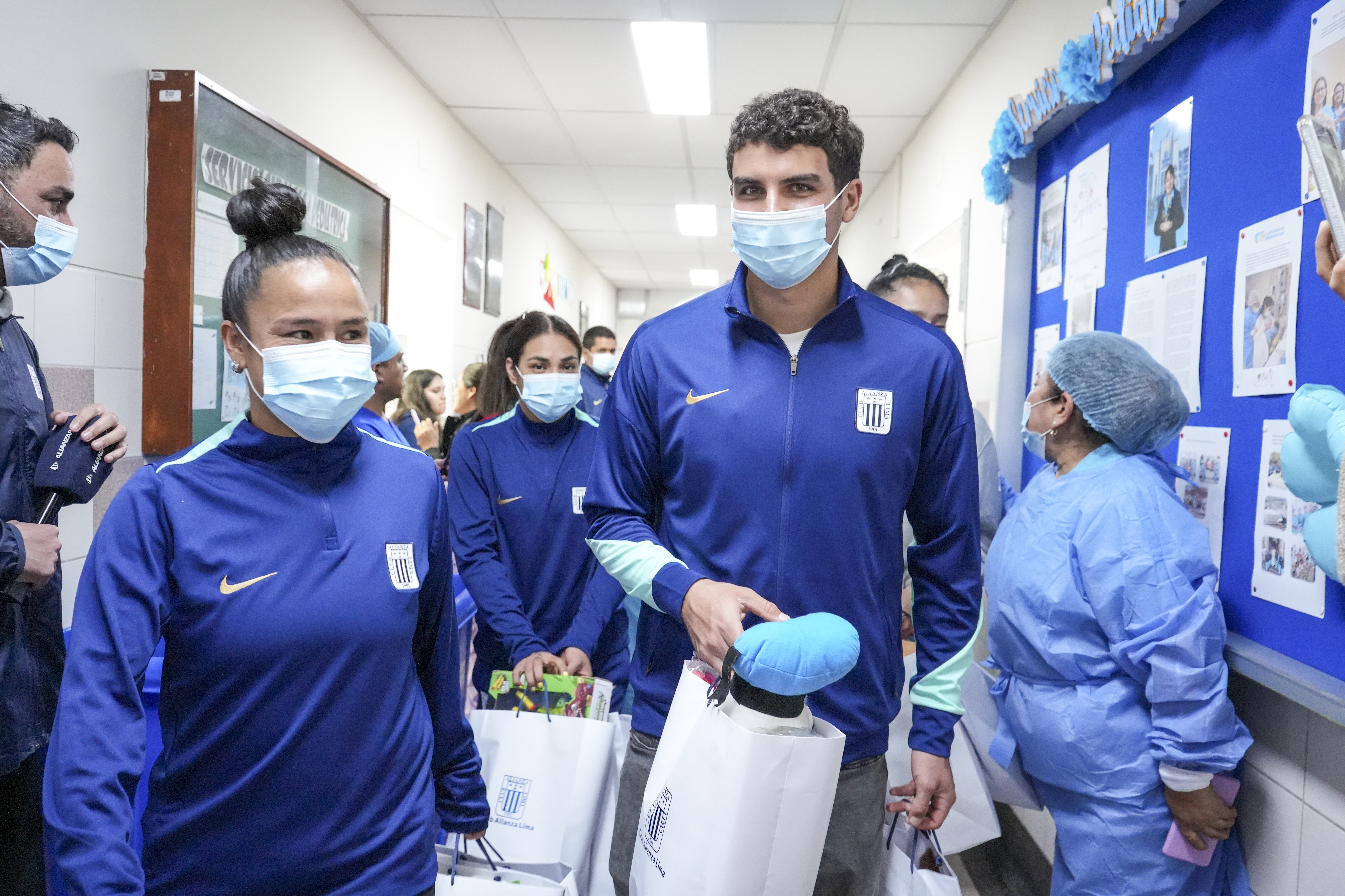 La esperanza juega en equipo: Alianza Lima llevó alegría y regalos a los niños del hospital Guillermo Almenara