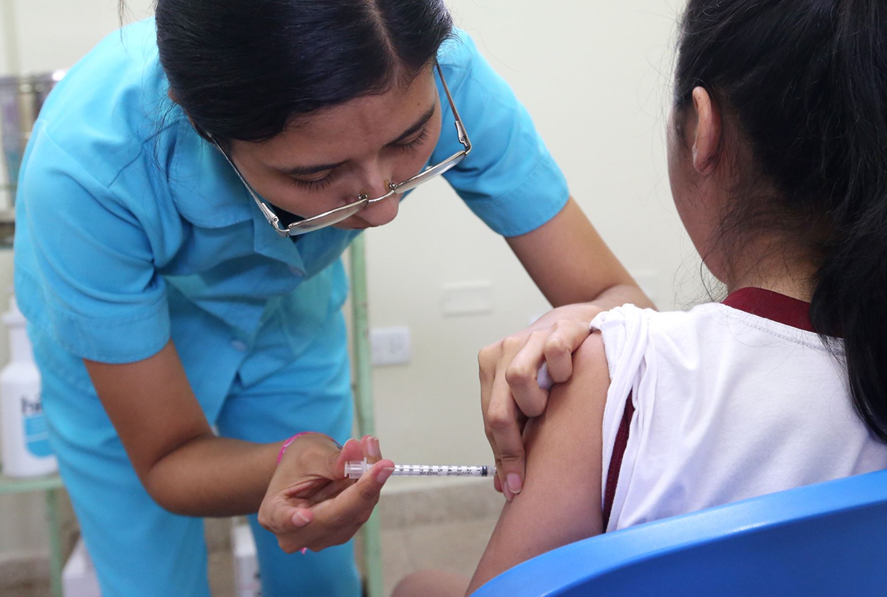 Minsa vacuna a escolares contra virus que ocasiona cáncer de cuello uterino