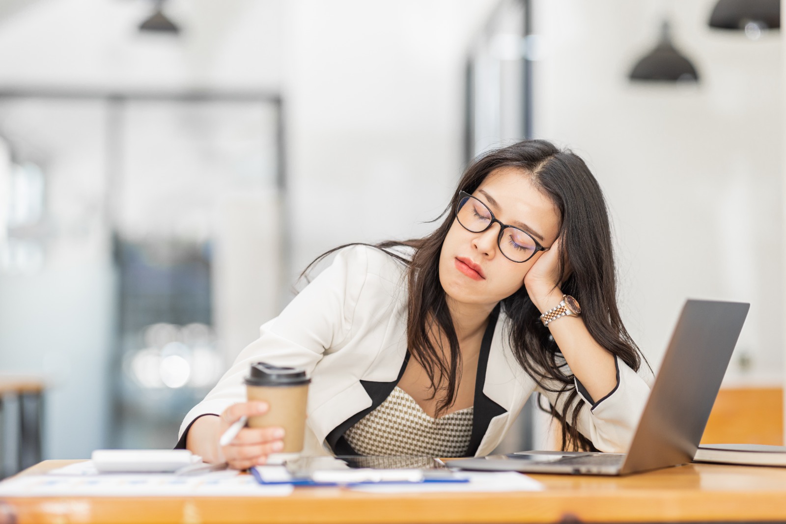 ¿Duermes y sigues cansado? Las señales que indican que la fatiga podría ser más que falta de descanso