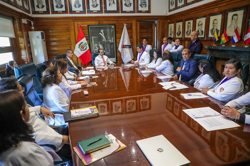 Ministro Luis Dyer y representantes del Colegio Médico del Perú trabajarán juntos para mejorar la gestión administrativa en el sector Salud