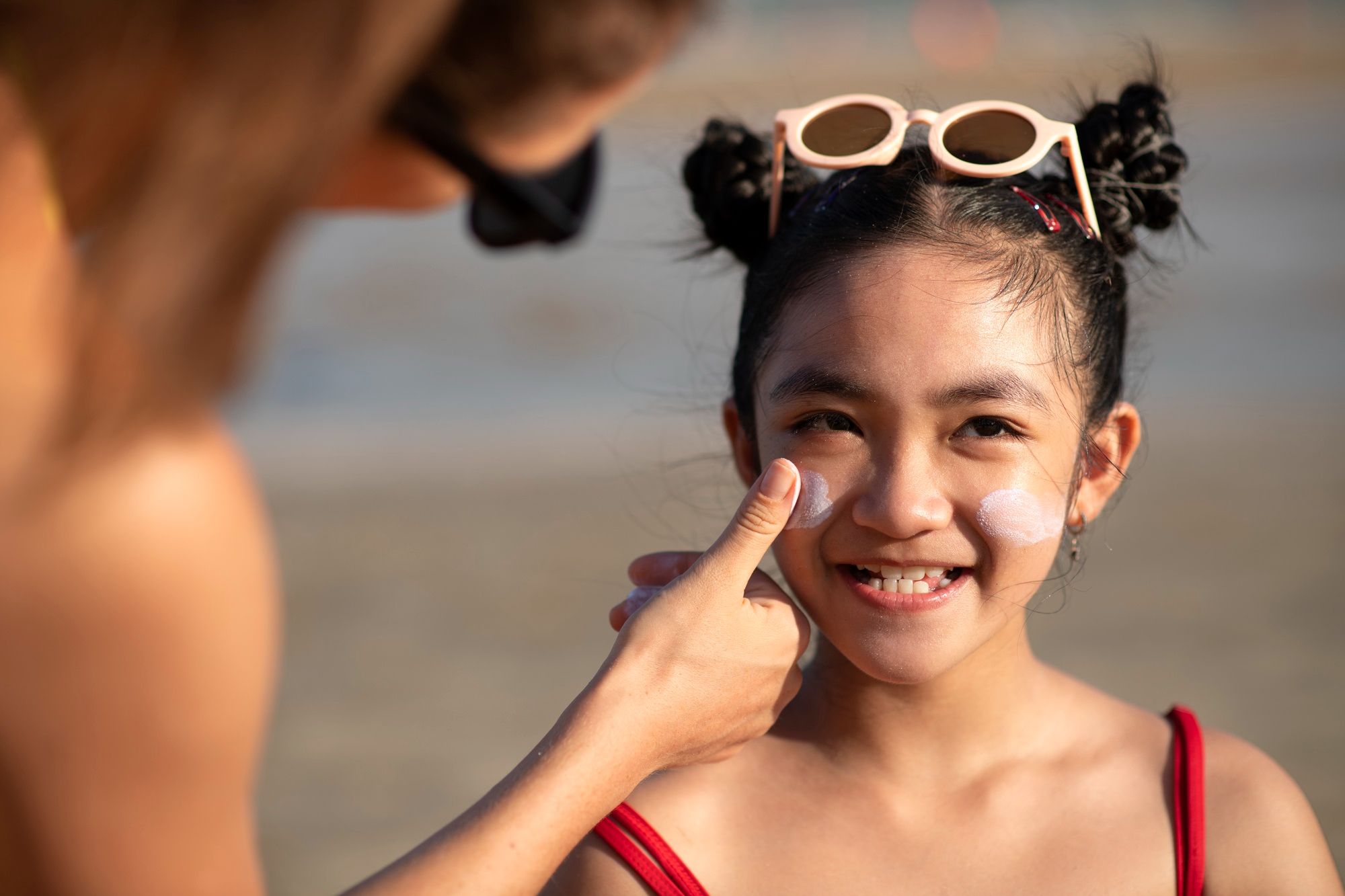 Golpe de calor en niños: cinco consejos que todo padre debe conocer para proteger a sus hijos