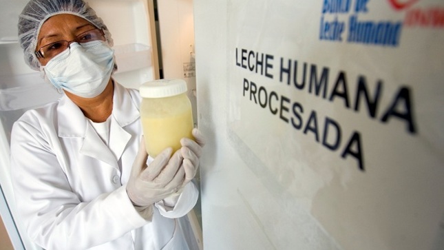 La implementación y desarrollo los bancos de leche humana asegura que la leche donada sea distribuida bajo estrictos estándares de calidad e inocuidad.