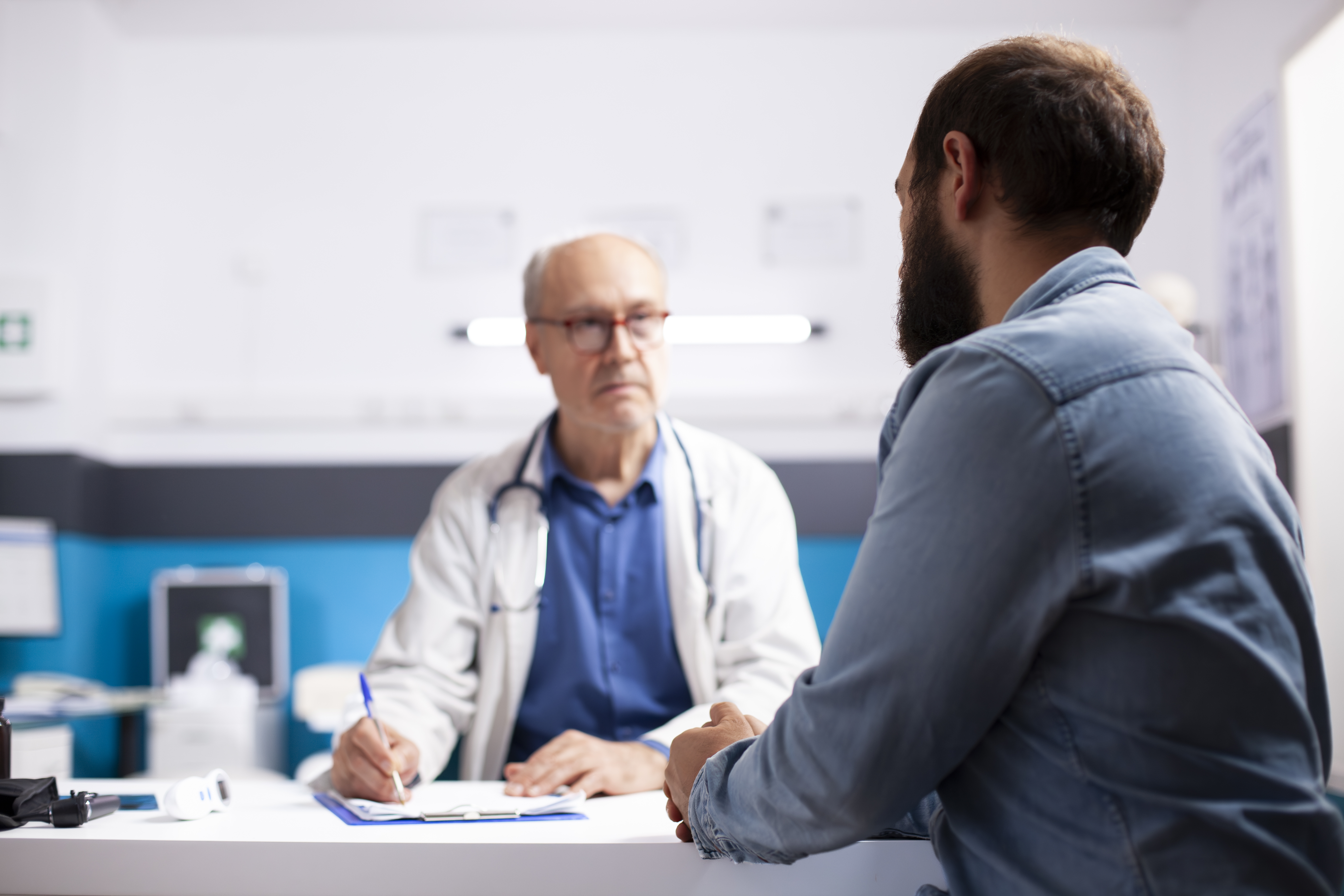 Los chequeos que todo hombre debería realizarse según su edad para detectar enfermedades silenciosas a tiempo