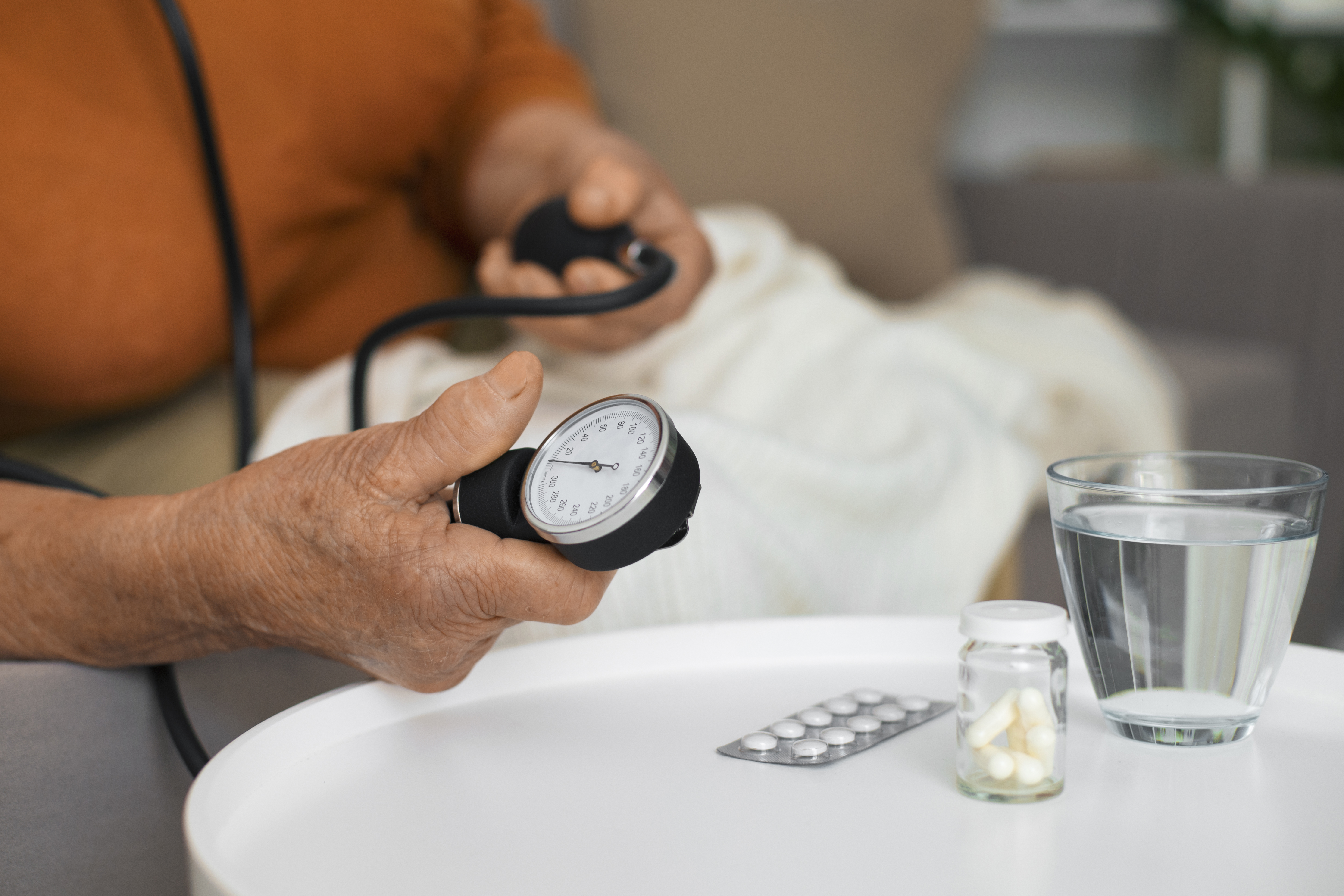 Aprende a monitorear tu salud desde casa: presión, temperatura y oxigenación paso a paso