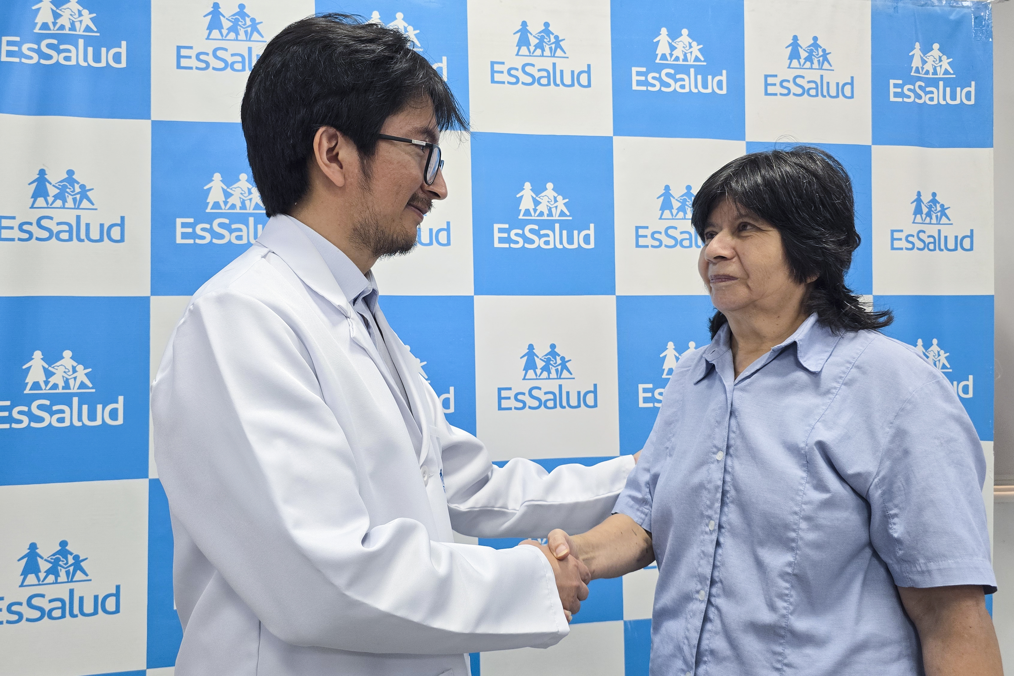 Médicos de EsSalud salvan a mujer de 66 años con prótesis biológica en el corazón