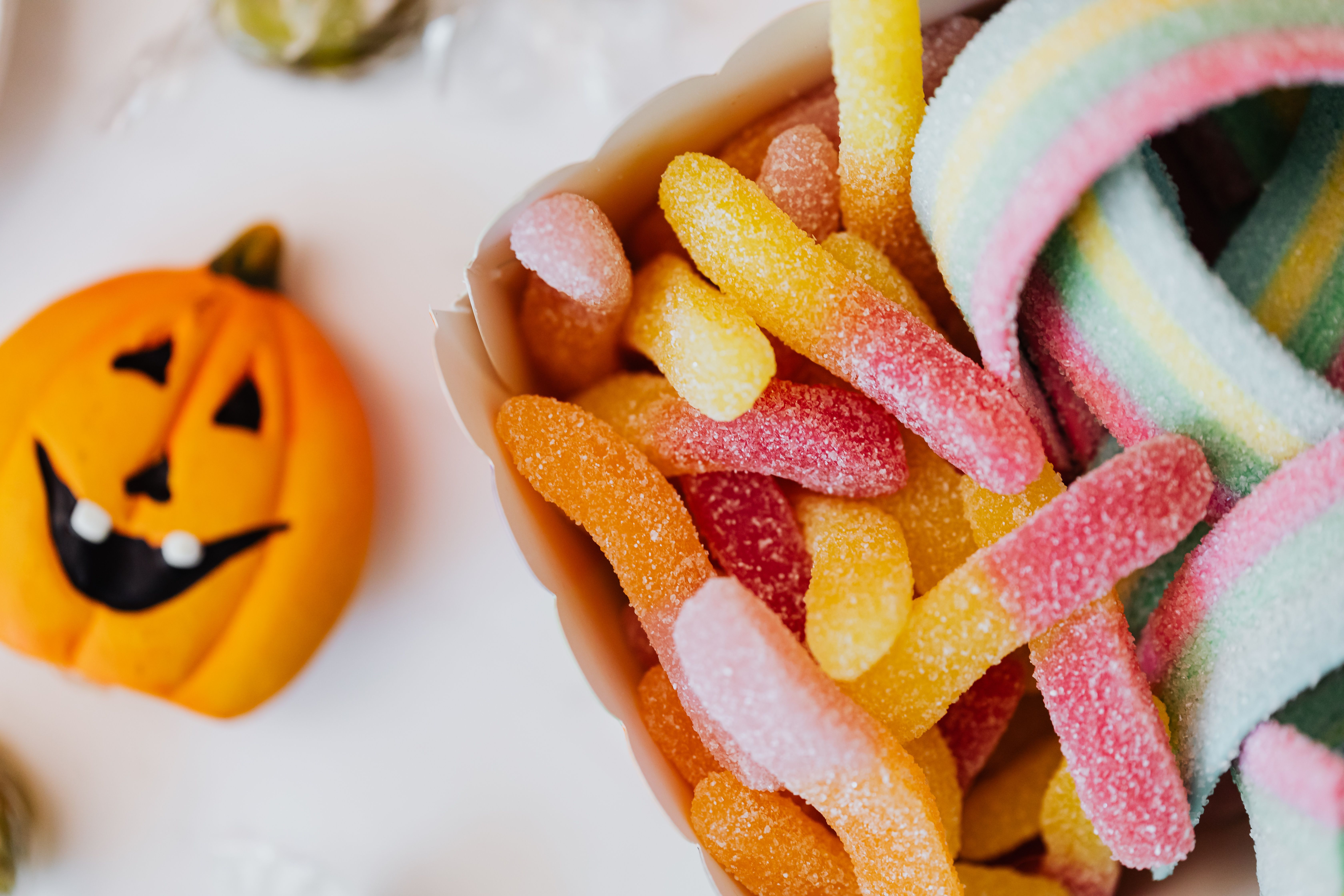 Halloween: 5 golosinas y bebidas que pueden afectar la salud bucal de los niños