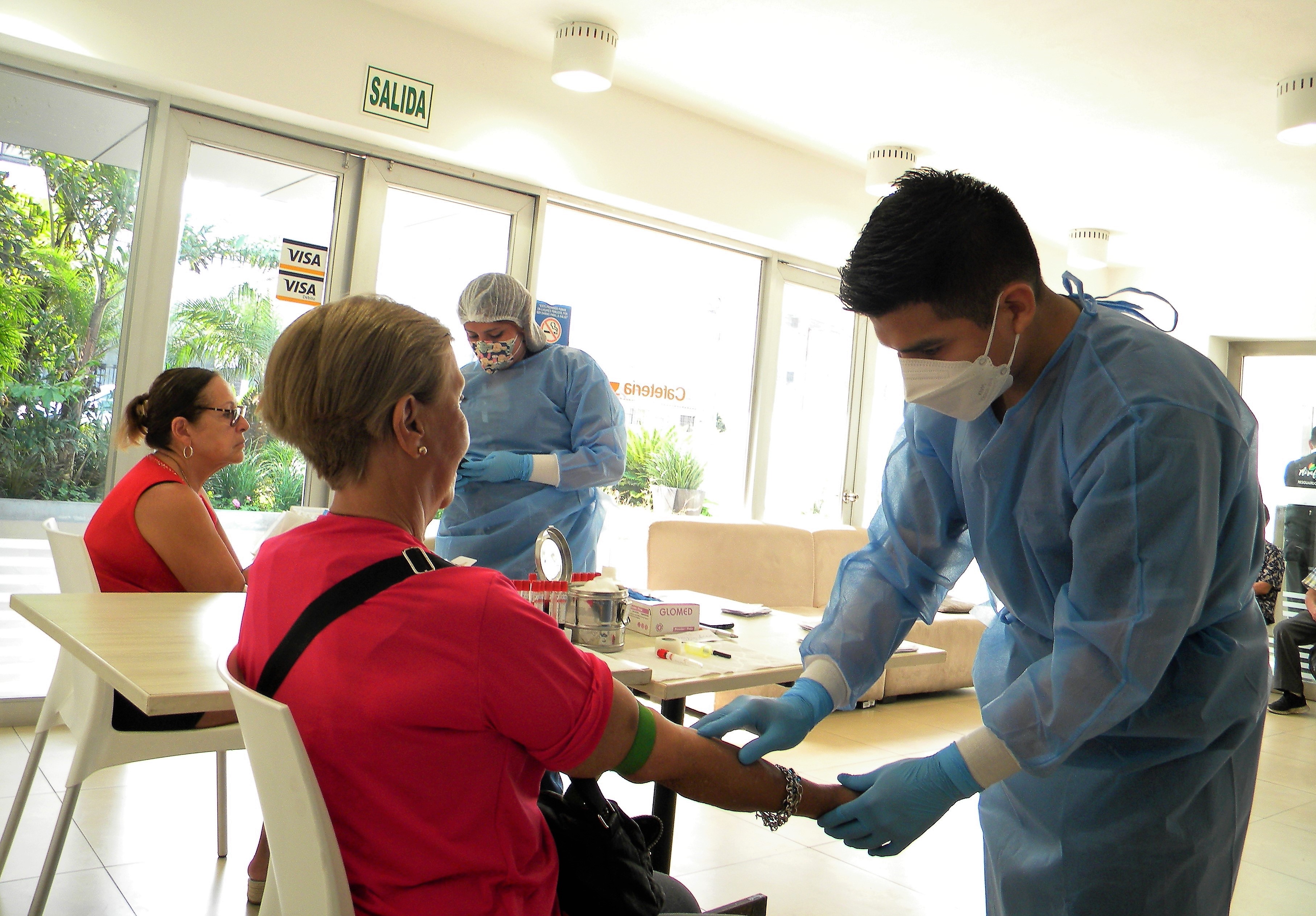 Más de 1,100 adultos mayores de Miraflores recibieron vacuna bivalente contra la Covid 19